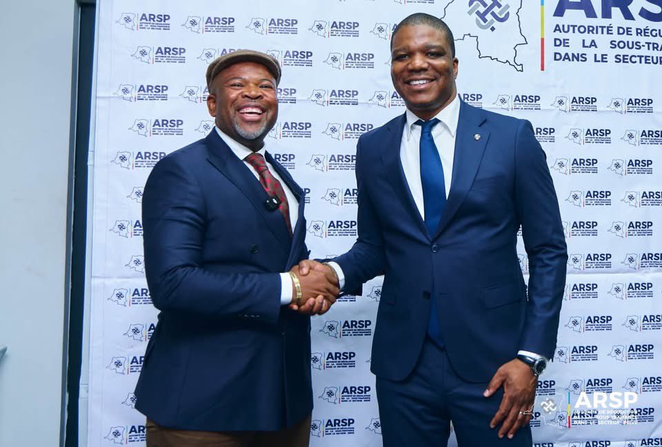 VISIONPRONEW_'s tweet photo. 🇨🇩ARSP-OGEFREM | Dans la continuité de l’engagement en faveur d’une synergie institutionnelle dynamique, le Directeur Général de l’ARSP, Juan Ted Beleshayi Kasanda, a reçu le Président du Conseil d’Administration de l’Office de Gestion du Fret Multimodal (OGEFREM), Adolphe AMISI MAKUTANO.

#ARSP #OGEFREM #SousTraitance #FretMultimodal #RDC