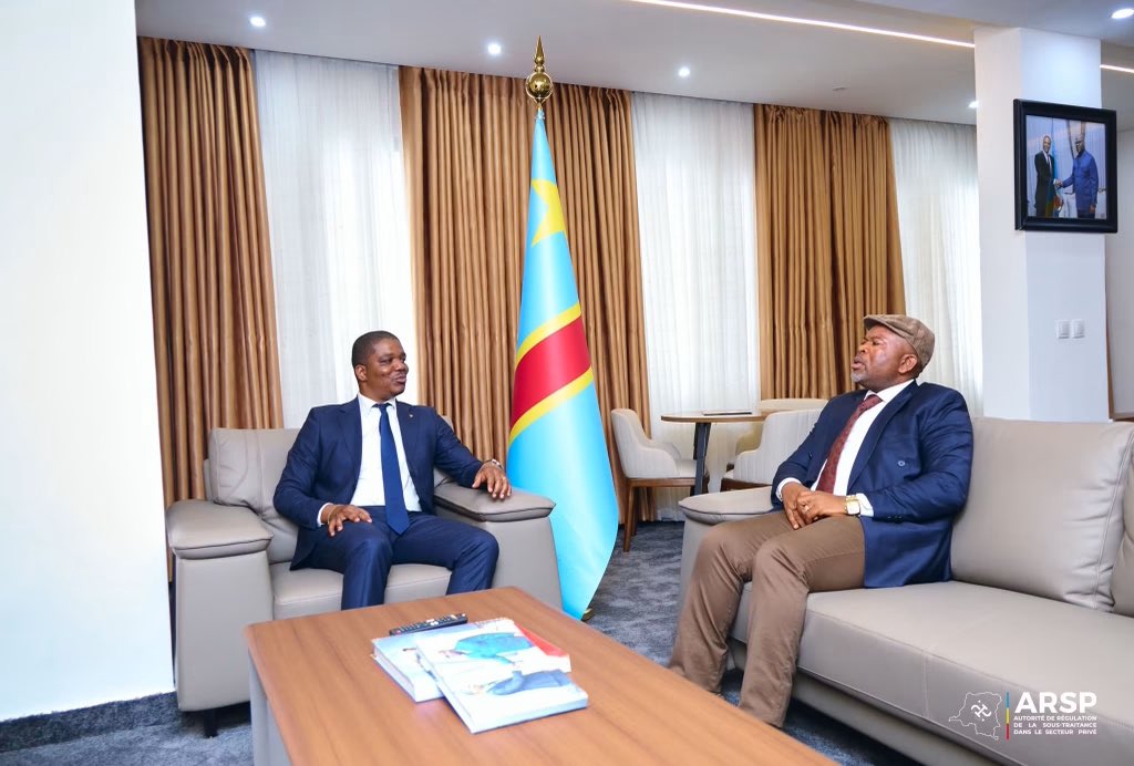 VISIONPRONEW_'s tweet photo. 🇨🇩ARSP-OGEFREM | Dans la continuité de l’engagement en faveur d’une synergie institutionnelle dynamique, le Directeur Général de l’ARSP, Juan Ted Beleshayi Kasanda, a reçu le Président du Conseil d’Administration de l’Office de Gestion du Fret Multimodal (OGEFREM), Adolphe AMISI MAKUTANO.

#ARSP #OGEFREM #SousTraitance #FretMultimodal #RDC