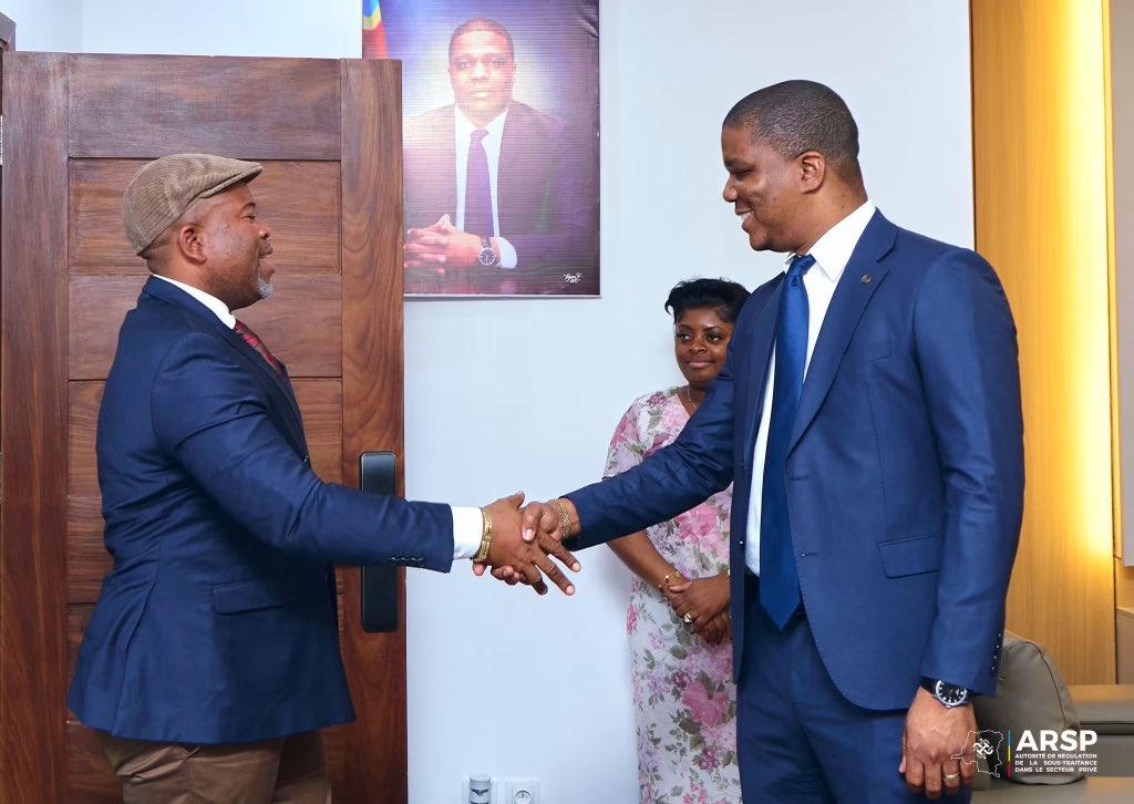 VISIONPRONEW_'s tweet photo. 🇨🇩ARSP-OGEFREM | Dans la continuité de l’engagement en faveur d’une synergie institutionnelle dynamique, le Directeur Général de l’ARSP, Juan Ted Beleshayi Kasanda, a reçu le Président du Conseil d’Administration de l’Office de Gestion du Fret Multimodal (OGEFREM), Adolphe AMISI MAKUTANO.

#ARSP #OGEFREM #SousTraitance #FretMultimodal #RDC