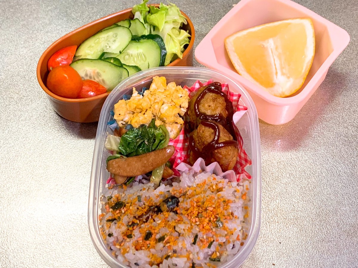 tckms's tweet photo. 最高気温21℃
最低気温13℃
雨のち晴れ

野菜サラダ
ホワイトグレープフルーツ
炒り卵
レタスの外葉とギョニソのアメリカンミックス炒め
肉団子業スーBBQソースがけ

今が悪い天気でも
のち
が晴れだとなんか良くない？ https://t.co/m4FAerG9cx