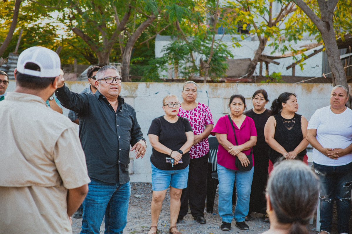 dominguez_migue's tweet photo. Eduardo López Arias dialoga con vecinos de Villa Diamante sobre avances del Plan de Obra

REYNOSA.- El Secretario de Obras Públicas, Arq. Eduardo López Arias, sostuvo una reunión con vecinos del fraccionamiento Villa Diamante, donde dialogó sobre las obras que actualmente se realizan en este sector y las acciones que impulsa el alcalde Carlos Peña Ortiz para mejorar la infraestructura urbana de Reynosa.

Durante el encuentro, el Arq. López Arias explicó los alcances del Plan de Obra Más Grande en la Historia de Reynosa, destacando que las acciones de rehabilitación y mejoramiento de vialidades forman parte de una estrategia para atender las necesidades de las colonias y brindar calles más seguras y funcionales para las familias. 

Asimismo, escuchó de manera directa las peticiones, inquietudes y necesidades planteadas por los habitantes de Villa Diamante, reafirmando el compromiso de mantener una comunicación cercana con la ciudadanía y dar seguimiento a los planteamientos realizados por los vecinos.