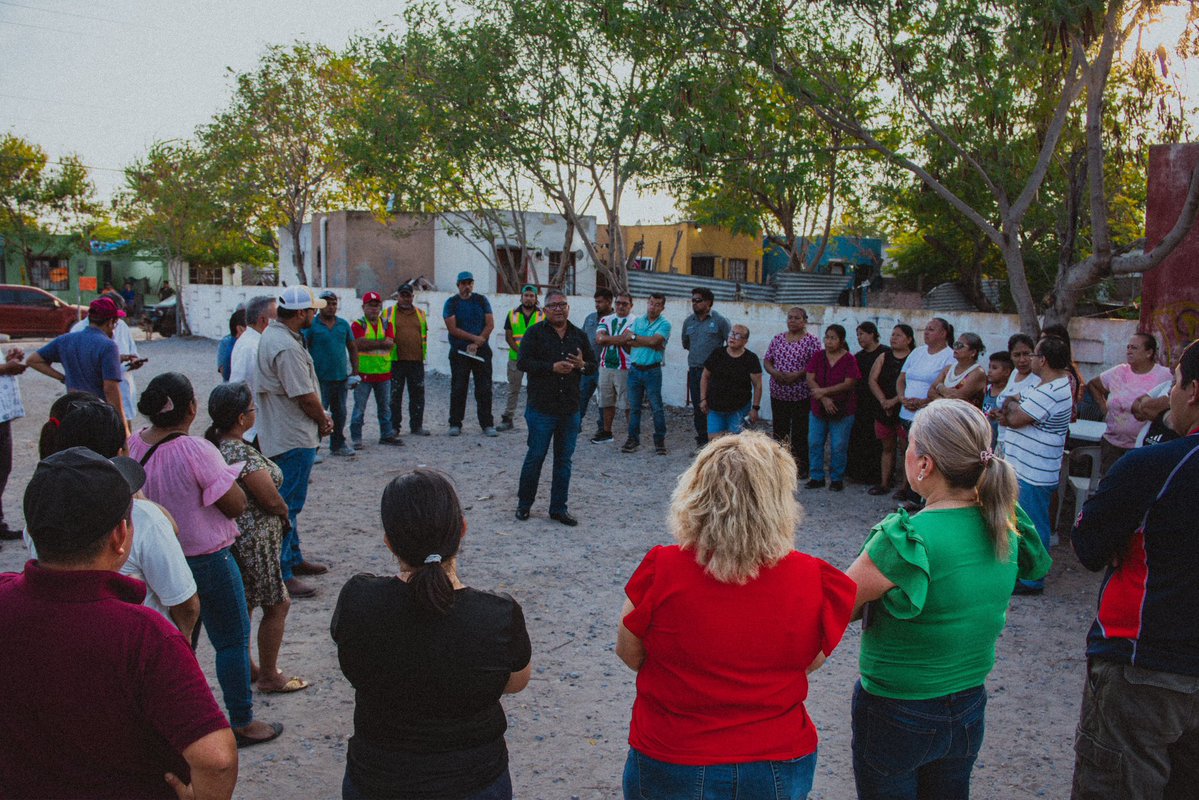 dominguez_migue's tweet photo. Eduardo López Arias dialoga con vecinos de Villa Diamante sobre avances del Plan de Obra

REYNOSA.- El Secretario de Obras Públicas, Arq. Eduardo López Arias, sostuvo una reunión con vecinos del fraccionamiento Villa Diamante, donde dialogó sobre las obras que actualmente se realizan en este sector y las acciones que impulsa el alcalde Carlos Peña Ortiz para mejorar la infraestructura urbana de Reynosa.

Durante el encuentro, el Arq. López Arias explicó los alcances del Plan de Obra Más Grande en la Historia de Reynosa, destacando que las acciones de rehabilitación y mejoramiento de vialidades forman parte de una estrategia para atender las necesidades de las colonias y brindar calles más seguras y funcionales para las familias. 

Asimismo, escuchó de manera directa las peticiones, inquietudes y necesidades planteadas por los habitantes de Villa Diamante, reafirmando el compromiso de mantener una comunicación cercana con la ciudadanía y dar seguimiento a los planteamientos realizados por los vecinos.