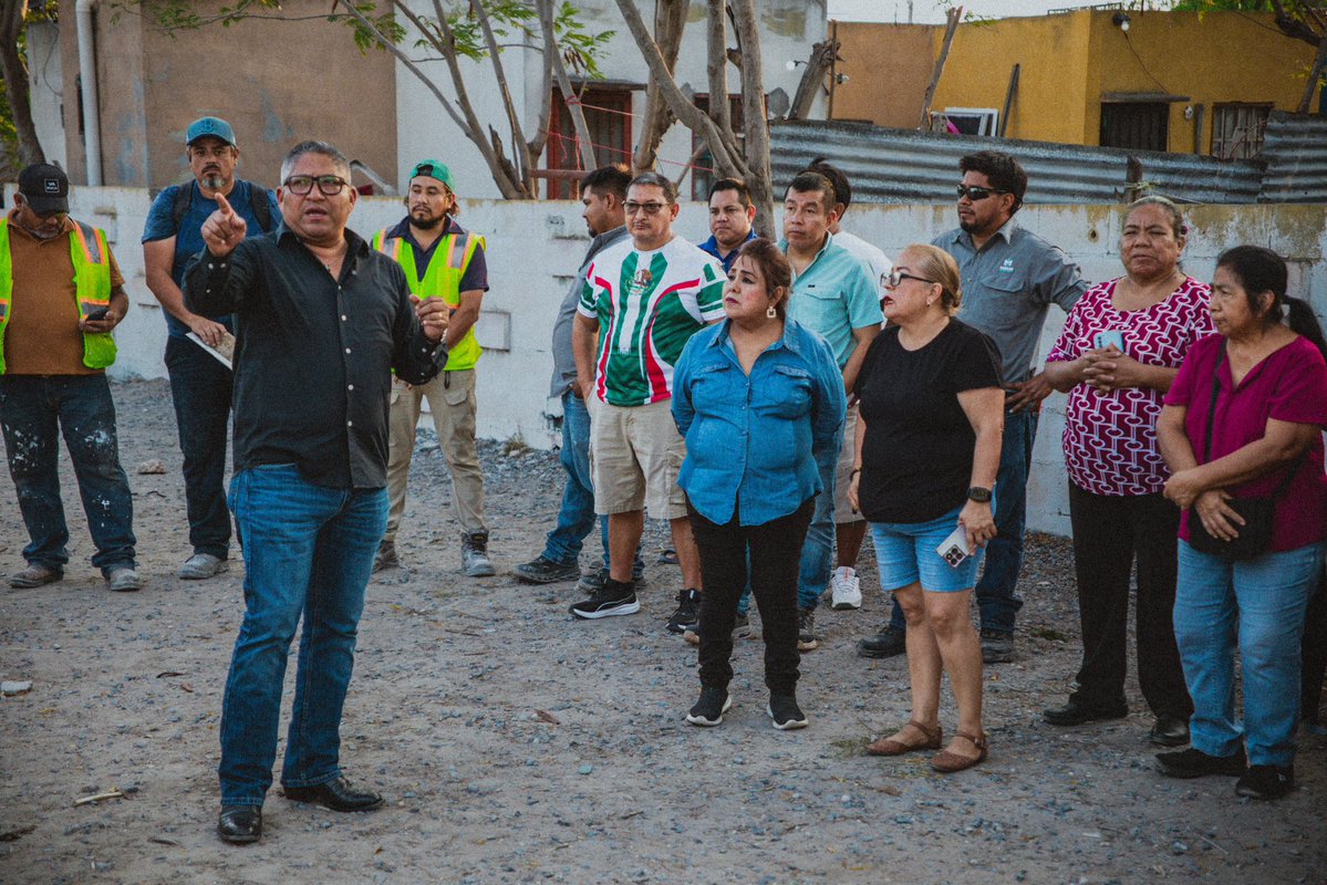 dominguez_migue's tweet photo. Eduardo López Arias dialoga con vecinos de Villa Diamante sobre avances del Plan de Obra

REYNOSA.- El Secretario de Obras Públicas, Arq. Eduardo López Arias, sostuvo una reunión con vecinos del fraccionamiento Villa Diamante, donde dialogó sobre las obras que actualmente se realizan en este sector y las acciones que impulsa el alcalde Carlos Peña Ortiz para mejorar la infraestructura urbana de Reynosa.

Durante el encuentro, el Arq. López Arias explicó los alcances del Plan de Obra Más Grande en la Historia de Reynosa, destacando que las acciones de rehabilitación y mejoramiento de vialidades forman parte de una estrategia para atender las necesidades de las colonias y brindar calles más seguras y funcionales para las familias. 

Asimismo, escuchó de manera directa las peticiones, inquietudes y necesidades planteadas por los habitantes de Villa Diamante, reafirmando el compromiso de mantener una comunicación cercana con la ciudadanía y dar seguimiento a los planteamientos realizados por los vecinos.