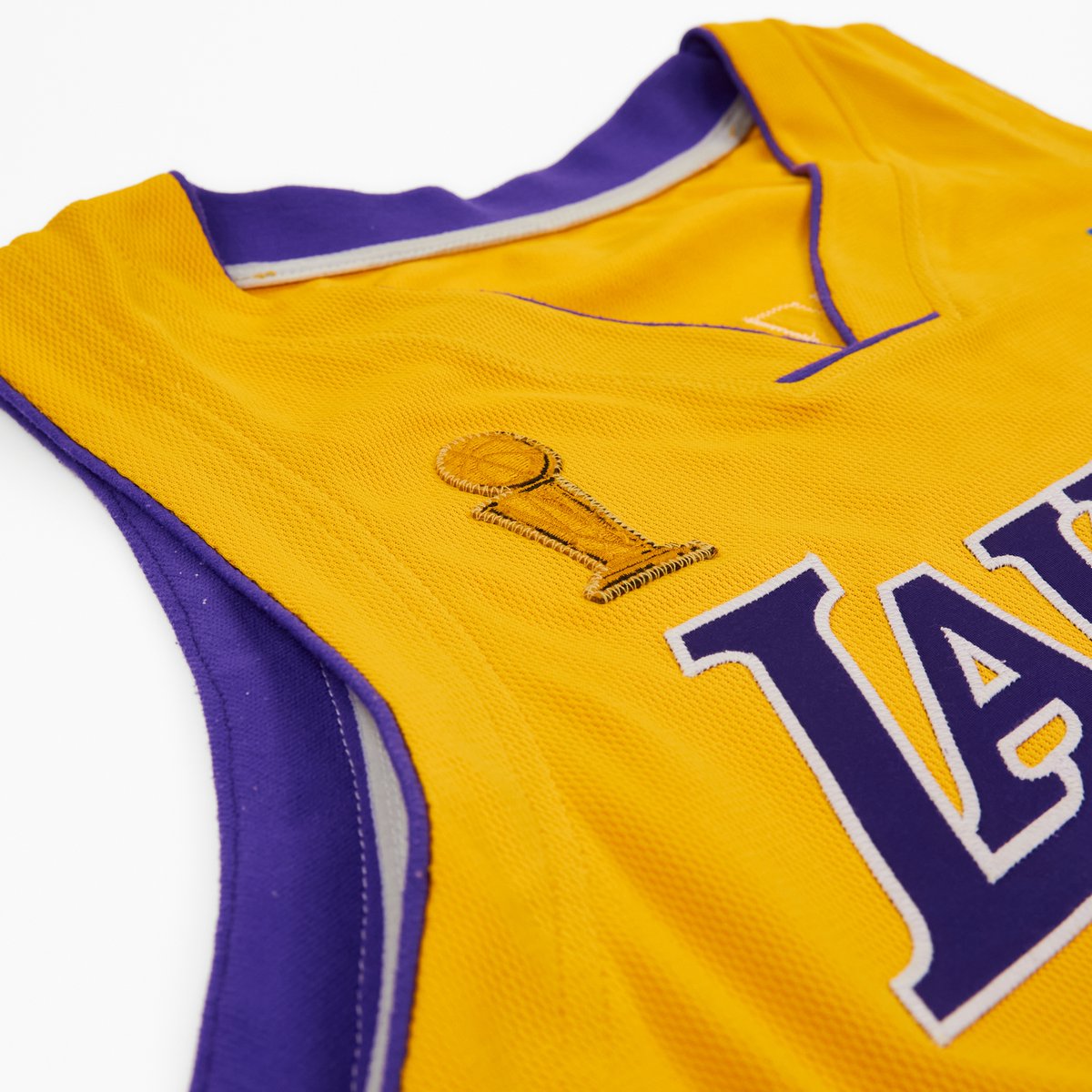 RyanWardLA's tweet photo. The Realest (@THEREALESTCOM), the leading authentication and auction platform for game-worn sports memorabilia, today announced the auction of Kobe Bryant’s game-used, signed No. 8 Los Angeles Lakers jersey worn during at least 17 games, including eight NBA Playoff victories, during the 2003-04 NBA season. It is also the only #8 jersey to ever come to market featuring an NBA Finals Patch. https://t.co/Yw1LrlvAom