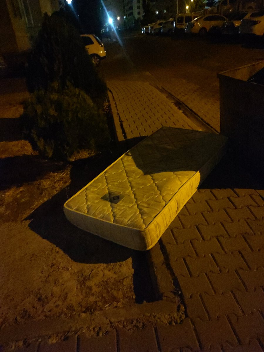 aktuwav's tweet photo. Bi anime kızı yatağını kaybetmiş https://t.co/4heKWcNBJE