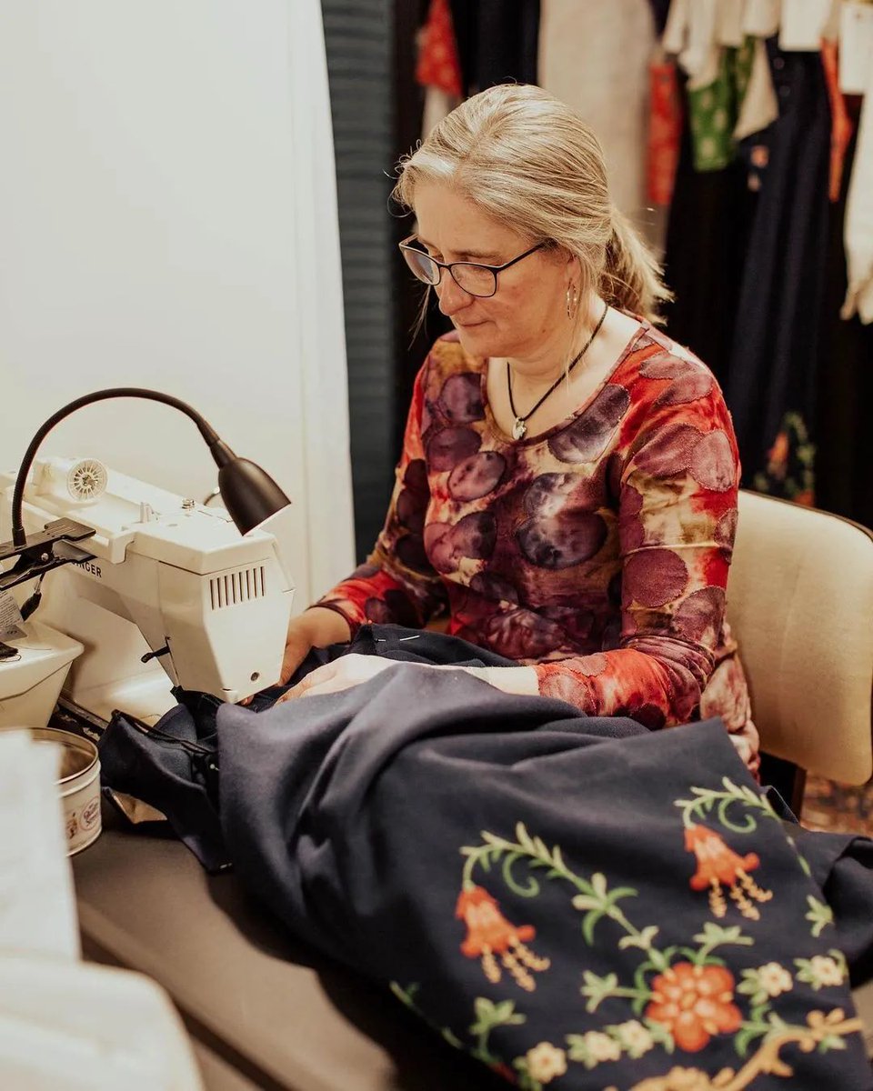 izoix7198's tweet photo. [Ye Lanyun skillfully sews delicate patterns on textile materials with a professional sewing machine, showing exquisite craftsmanship]， https://t.co/XawfQycCu8