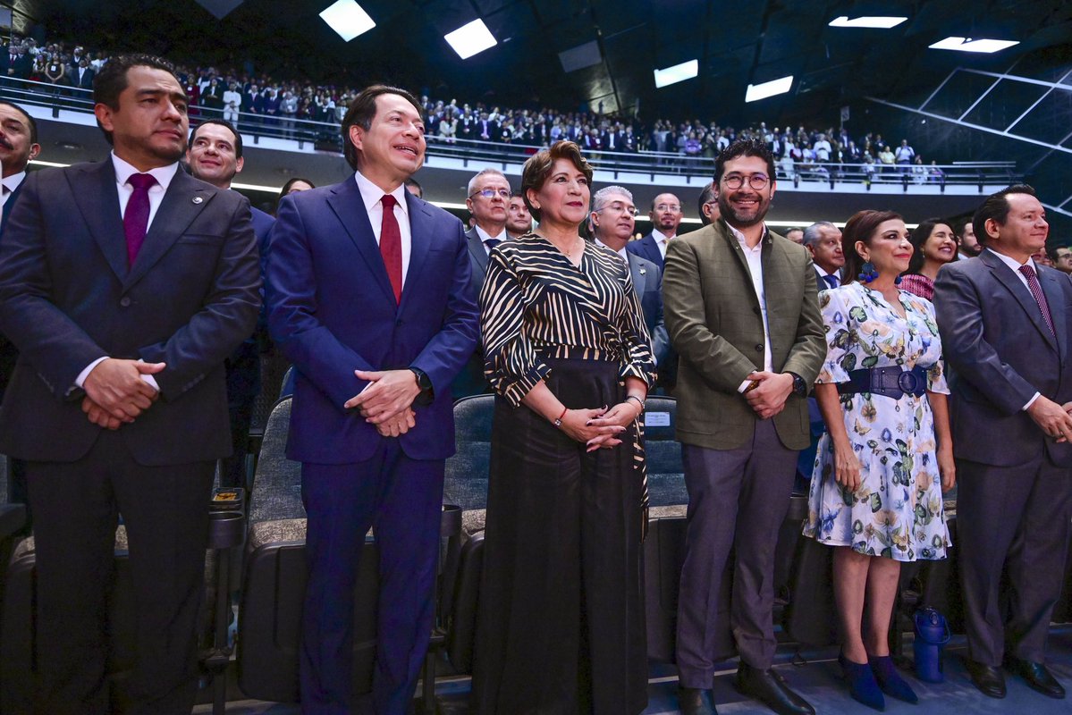 delfinagomeza's tweet photo. Hoy, desde el Teatro Morelos, presenté el Tercer Informe de Gobierno, correspondiente al periodo 2025-2026, a través del cual informo de las acciones y resultados que desde el Gobierno del Estado de México hemos realizado.
Llego a la mitad del mandato que el Pueblo mexiquense me confirió a través de su voto y con este Tercer #InformeEdoMéx le rindo cuentas a cada una y cada uno de ustedes, diciéndoles que tenemos avances, gracias al trabajo que juntas y juntos hemos realizado, pero también siendo conscientes que hay todavía retos por afrontar y que no descansaré hasta lograr ese #EdoMéx que tanto anhelamos.