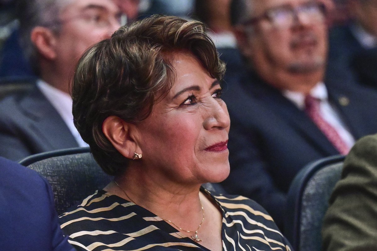 delfinagomeza's tweet photo. Hoy, desde el Teatro Morelos, presenté el Tercer Informe de Gobierno, correspondiente al periodo 2025-2026, a través del cual informo de las acciones y resultados que desde el Gobierno del Estado de México hemos realizado.
Llego a la mitad del mandato que el Pueblo mexiquense me confirió a través de su voto y con este Tercer #InformeEdoMéx le rindo cuentas a cada una y cada uno de ustedes, diciéndoles que tenemos avances, gracias al trabajo que juntas y juntos hemos realizado, pero también siendo conscientes que hay todavía retos por afrontar y que no descansaré hasta lograr ese #EdoMéx que tanto anhelamos.