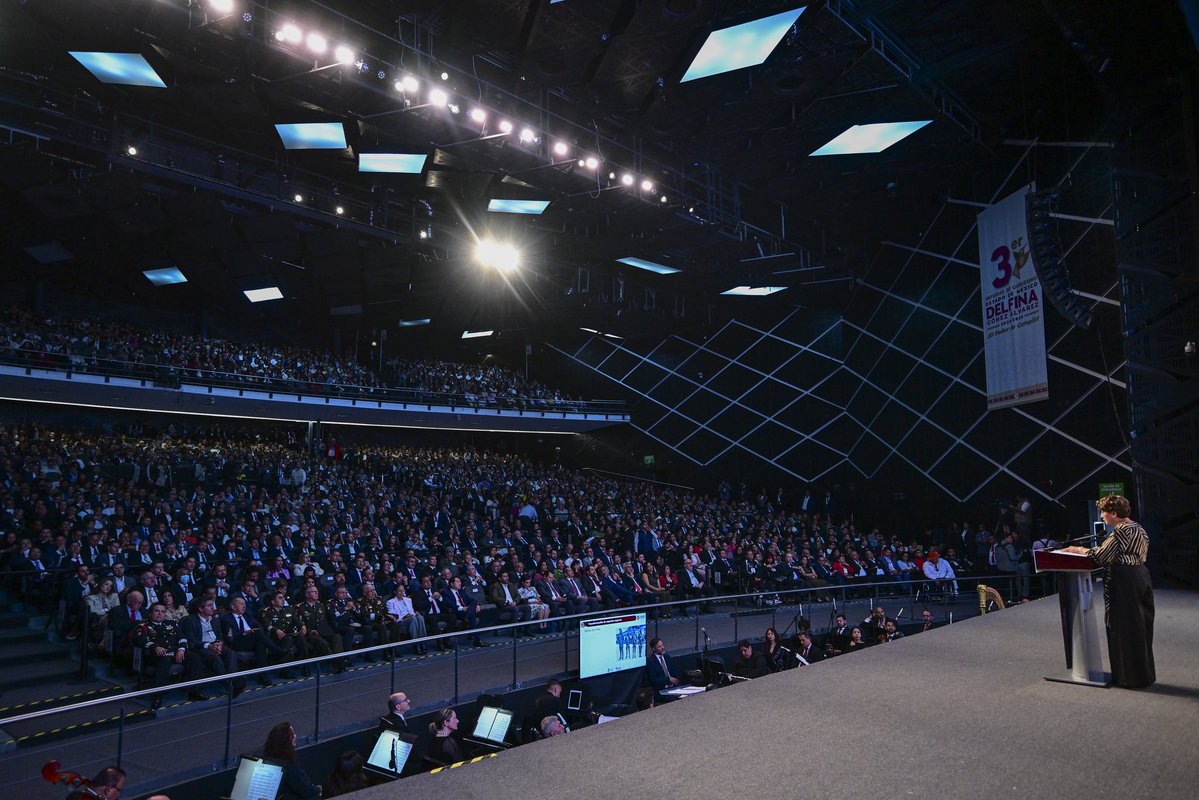 delfinagomeza's tweet photo. Hoy, desde el Teatro Morelos, presenté el Tercer Informe de Gobierno, correspondiente al periodo 2025-2026, a través del cual informo de las acciones y resultados que desde el Gobierno del Estado de México hemos realizado.
Llego a la mitad del mandato que el Pueblo mexiquense me confirió a través de su voto y con este Tercer #InformeEdoMéx le rindo cuentas a cada una y cada uno de ustedes, diciéndoles que tenemos avances, gracias al trabajo que juntas y juntos hemos realizado, pero también siendo conscientes que hay todavía retos por afrontar y que no descansaré hasta lograr ese #EdoMéx que tanto anhelamos.