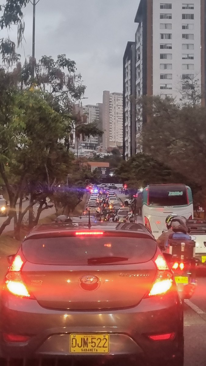 Lauramarbet's tweet photo. @CiudadManizales  Hay que buscarle una solución a este trancon que se hace en ambos sentidos por el paso peatonal en mall plaza. 🙄 https://t.co/LLUrUyhptN