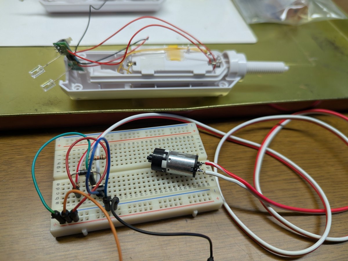 teddy_tanaka's tweet photo. 久しぶりに電気工作をしています。
ブレッドボードで回路を組んで、動作確認したところ。
お盆に使う灯籠、灯りはともるけど、中のフィルムが貼ってある飾りが回らない。
モーターが仕込んであることは知っていたので、中を開けて調べました。
電圧は来ていて、モーターも無事。
電池とモーターの間にある無印のICが壊れているらしい。
スイッチングのFETだと決めうちして、ディスクリートのMOSFETを購入。
動作確認はうまくいったので、あとは電池ボックスと電源スイッチを買って、・・・ちょっと楽しいです。