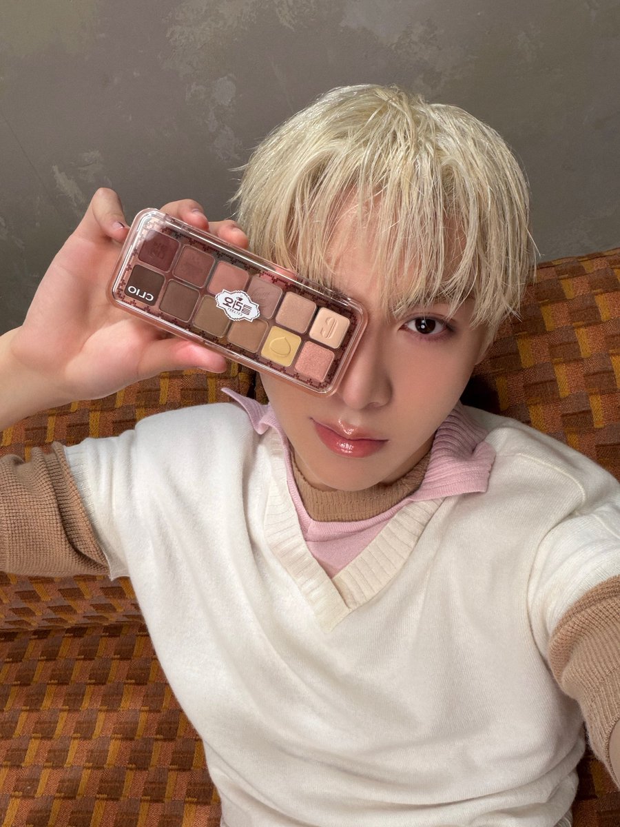 ALLDAY_PROJECT's tweet photo. CLIO 풍년다방 에디션 ☕️
10월 1일, 올리브영에서 만나요 🍂

#CLIO #클리오 #풍년다방에디션
#ALLDAYPROJECT #THEBLACKLABEL https://t.co/LPsOzIcQTX