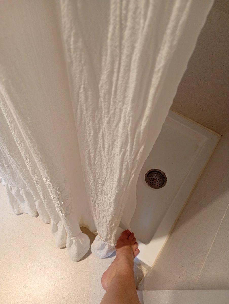 lolittetona's tweet photo. Me iba a bañar pero pinto una pajita en el baño, ojalá me haya visto algún macho por la ventana...ustedes que dicen? 🧸ྀི

↻+♡ https://t.co/vV35zt2eHv