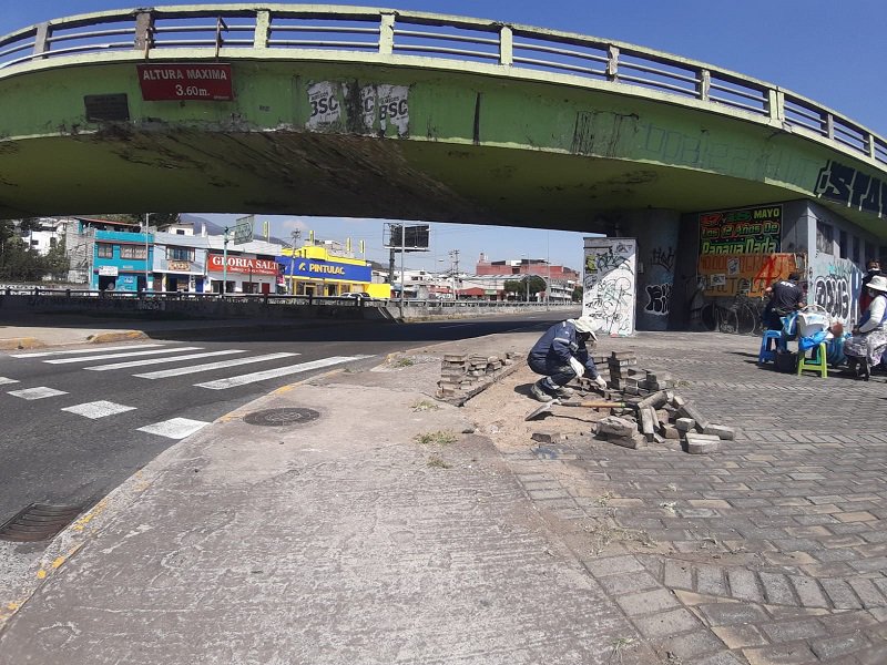 RedLdu88's tweet photo. @quimeradann @AMT_Quito Meterse en la fila viene en el manual de educación vial del ecuador, en esta calle dice ceda el paso pero los subnormales de este país se pasan a toda puta madre, cada que paso me voy punteando xq siempre estoy dentro del redondel!! Deberían controlar @ANT_ECUADOR @AMT_Quito https://t.co/wzhlSV3JcS