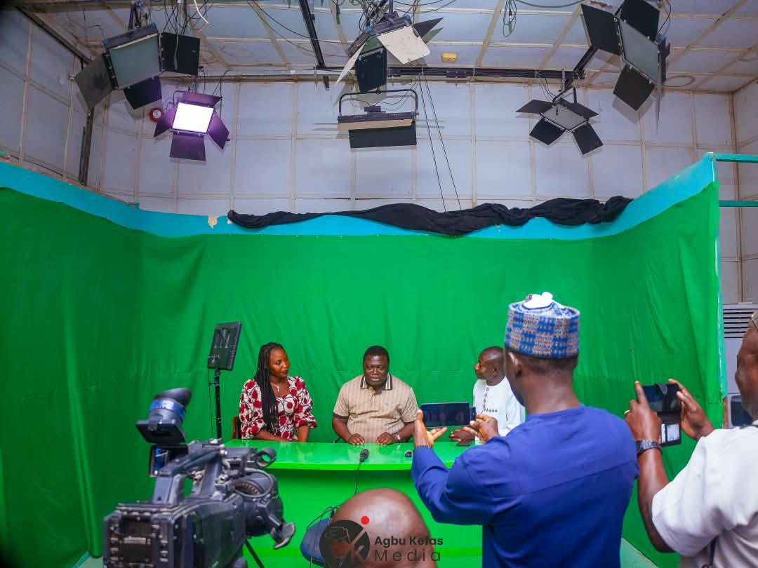 GovAgbuKefas's tweet photo. I visited the Taraba State Broadcasting Service (TSBS) and Taraba Television (TTV) today to assess their facilities firsthand.

We are determined to modernize and reposition our state-owned media houses to deliver quality, professional, and people-focused public service.

The high point of the visit was going LIVE ON AIR to interact directly with Tarabans and give an account of what we have achieved so far in security, education, and other key areas.

Taraba is truly #MovingForward.