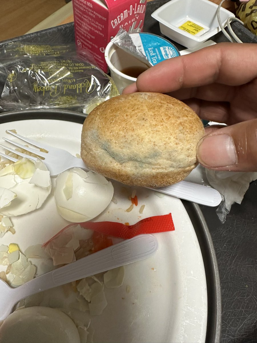 jielijian's tweet photo. 大開眼界美國醫院廚房也被貪污了，麵包竟然是發霉的😡😡😡 https://t.co/3qRU8WfeKi
