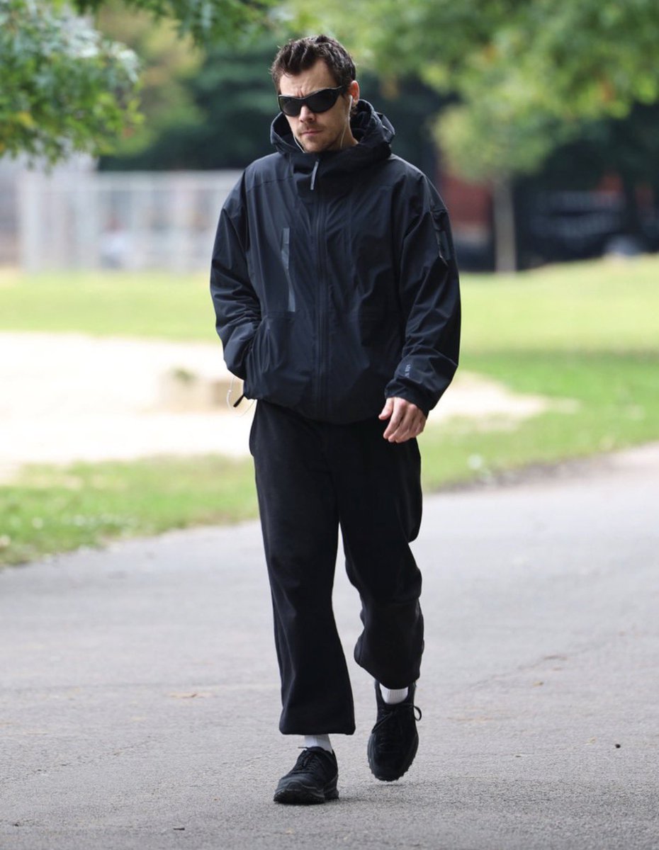 itsmesuckrs's tweet photo. paparazzi pics looking like a runway show to him https://t.co/XCrkyI1fy1