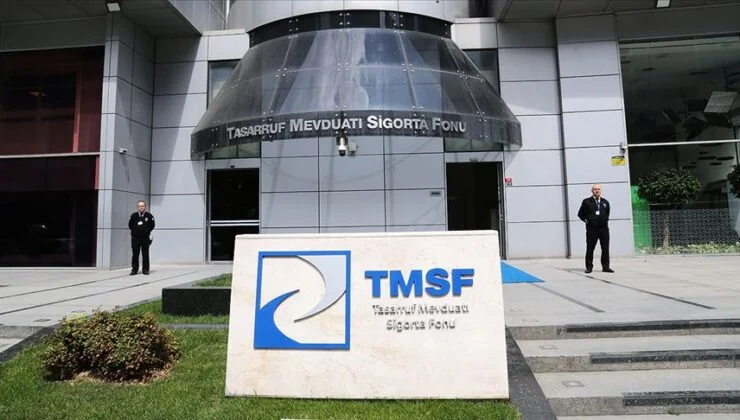 fonunmagdurlari's tweet photo. ❓ TMSF'NİN DEVREYE GİRMESİ İYİ BİRŞEY ? 1.2 MİLYON TL ALTI HEMEN ÖDENECEK Mİ?

Tera, Hedef ve Destek şirketlerinin TMSF’ye devri sonrası topluluğumuzdan en çok gelen iki soruyu mevzuat çerçevesinde netleştiriyoruz: 👇

1️⃣ "1 Milyon TL Altı Mevduat Sigortası Kapsamında Ödenir mi?"❌ HAYIR. Bankalardaki 1.200.000 TL’lik klasik TMSF mevduat garantisi sadece TL/Döviz vadeli-vadesiz mevduatlar içindir; yatırım fonlarını kapsamaz. Yani yarın gidip "1 milyonumu TMSF sigortasından verin" diyemeyiz.

2️⃣ "O zaman TMSF’nin gelmesi pozitif mi?✅ ÇOK BÜYÜK BİR POZİTİF GELİŞMEDİR! Neden? 
• Şirketlerin içi daha fazla boşaltılamaz; yönetim artık devlette. 
• Fonlardan çalınan, şüpheli virmanlarla kaçırılan holding mal varlıkları, fabrikalar ve gayrimenkuller TMSF güvencesiyle "Adli Tazmin Havuzu"nda toplanıyor. 
• Bu dolandırılarak yüz binlerce yatırımcıdan çalınan paraların iadesi ve mağduriyetlerin kapatılması için fon havuzunun dolması demektir.

⚖️ DEVLETTEN TALEBİMİZ ÇOK NETTİR:
TMSF'nin şirketleri satıp parayı toplaması aylar sürebilir. Tıpkı geçmişteki İmar Bankası ve dünkü Emlak Katılım modelinde olduğu gibi; kamu bankaları köprü olsun, vatandaşın anaparası ÖNDEN ödensin, devlet bu devraldığı şirketlerden tahsilatı kendisi yapsın!

Şikayet sihirbazı ve hazır metinler bulunan WEBSİTEMİZ profil biomuzdadır.

Sizin bankanız veya kurumunuz süreçle ilgili size bir bilgilendirme yaptı mı? Yorumlarda buluşalım. 👇

#AnaParamızıGeriVerin #HalkınSesiAnaPara  #FonMağdurları #TMSF