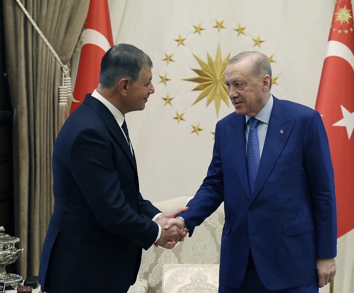 BYYILDIRIM_'s tweet photo. Gözlerinizi iyi ovalayın‼️

Cemil Tugay‼️

Şu beni linç edenler daha dün yazdım diye etmediğiniz hakaret kalmamıştı, kaç liraya satıldın AKP’ye diyen onursuzlar buyrun belgesi ile Cemil Tugay😘 https://t.co/viJ9bY66q2