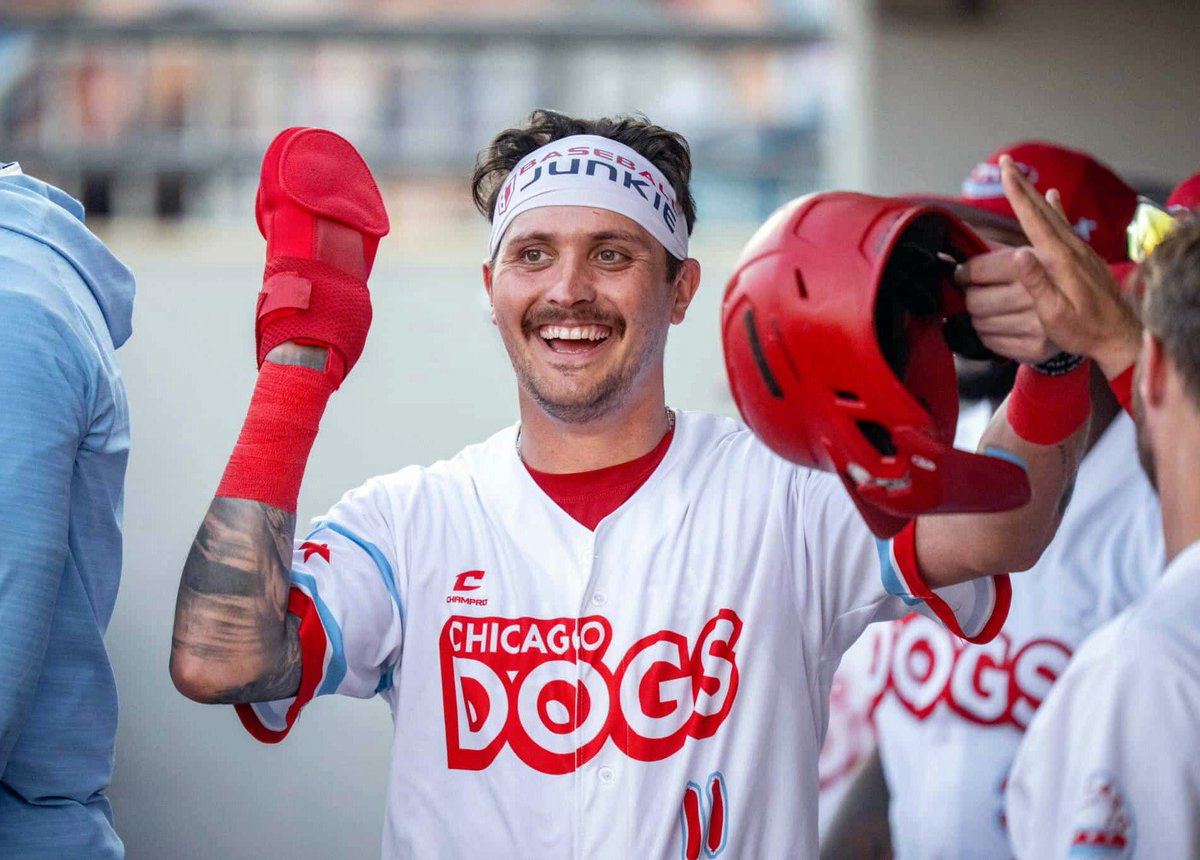 LaredosTecos's tweet photo. Conoce más acerca del receptor @Groshans_15, quien viene de firmar una gran temporada con Chicago Dogs en la American Association, donde fue reconocido como catcher del año y MVP del Juego de Estrellas✅

¡VAMOS TECOS🦉!

📲 https://t.co/D3V8LOa2Uo https://t.co/iUNnfx88Cy