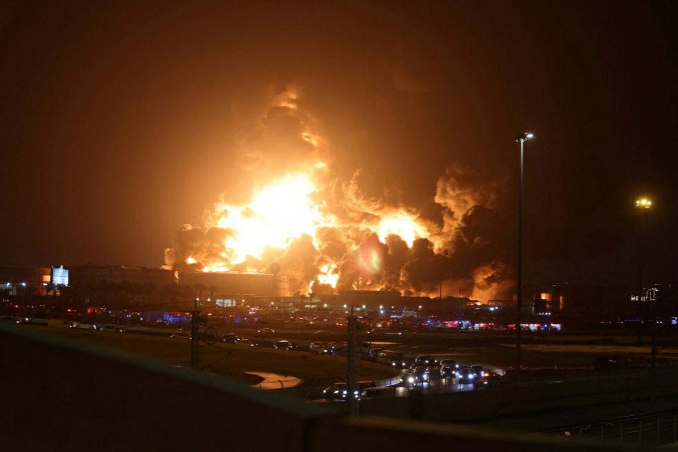 yemnews1's tweet photo. صنعاء تتوعد السعودية بجحيم
YNP_خاص:

 توعدت صنعاء ، السعودية بتحويل حقوله وآباره النفطية إلى جحيم ، ومنعه من تصدير سفينة واحدة من النفط الخام ، ردا على استمراره في حصاره اليمن، استهدافه المدنيين والمنشآت المدنية في اليمن. 

وقال عضو المكتب السياسي لحركة انصار الله الحوثيين في اليمن عبدالله النعمي في تدوينة على (إكس): " ينجح العدو السعودي في قتل الكثير من ابناء شعبنا اليمني، وقد يهدم ويستهدف الكثير من المنشآت ".

 وأضاف: " لكن عليه ان يعرف جيدا أنه لن يقر له قرار، ولن تنم له عين، وسنحول نفطه الى جحيم، ووضعه الى لهيب، ولن يتمكن من تصدير سفينة نفطية واحدة، ما دام يحشر انفه في اليمن، ويقتل ويحاصر ابناءه".
https://t.co/o2UIr8sC7o