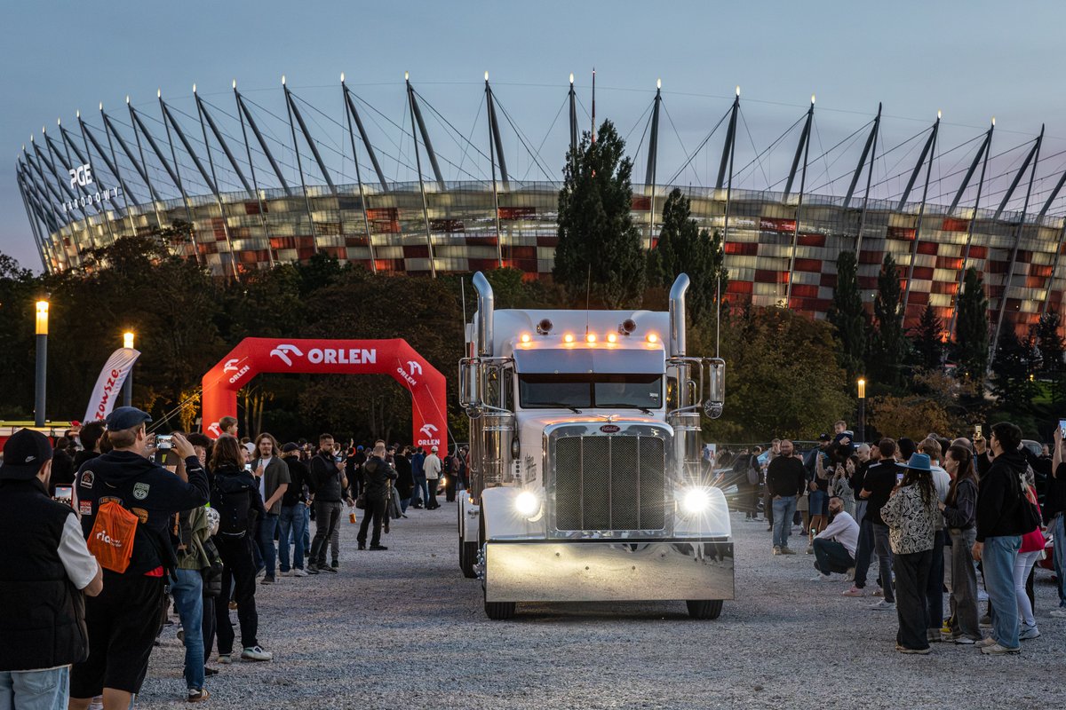 PGENarodowy's tweet photo. Finał 15. sezonu Cyklicznych Spotkań Klasycznej Motoryzacji Youngtimer Warsaw. 🚗✨
Zobaczcie, jak w naszym obiektywie prezentowały się te wyjątkowe auta. 📸 Dziękujemy, że byliście dziś z nami na błoniach PGE Narodowego! 🤗🏟️
#PGENarodowy #Youngtimer #motoryzacja #oldcar #klasyczneauta