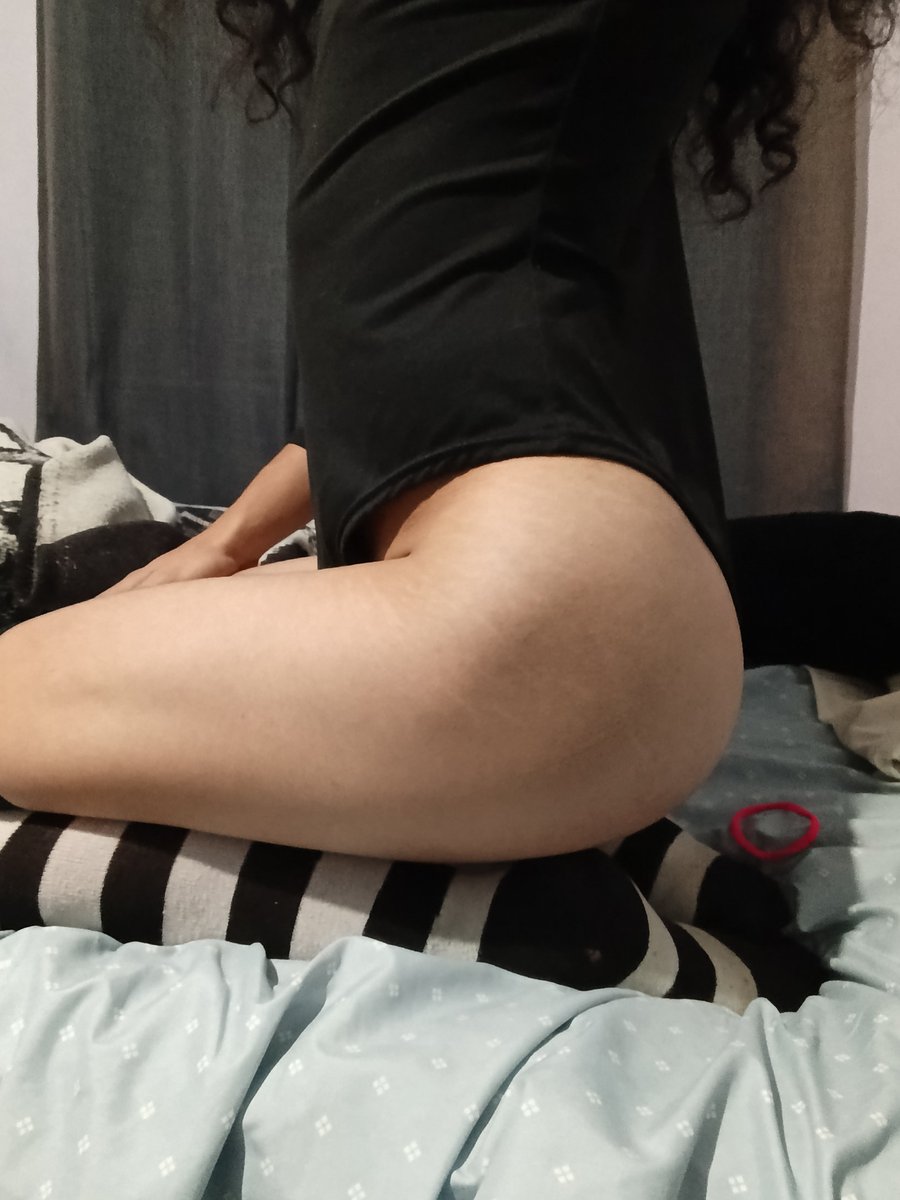 sobas_this's tweet photo. Piernotas 
#thighs https://t.co/rmDum6nzh6