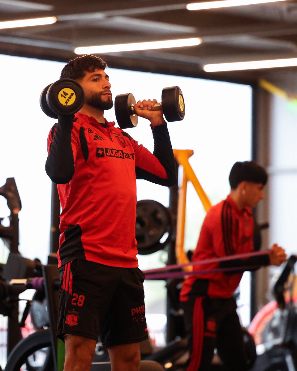 ColoColo's tweet photo. De vuelta en Santiago y seguimos con el trabajo para enfrentar los próximos desafíos 💪🏻🤍🖤
#VamosCacique https://t.co/AmZLDOlUCh