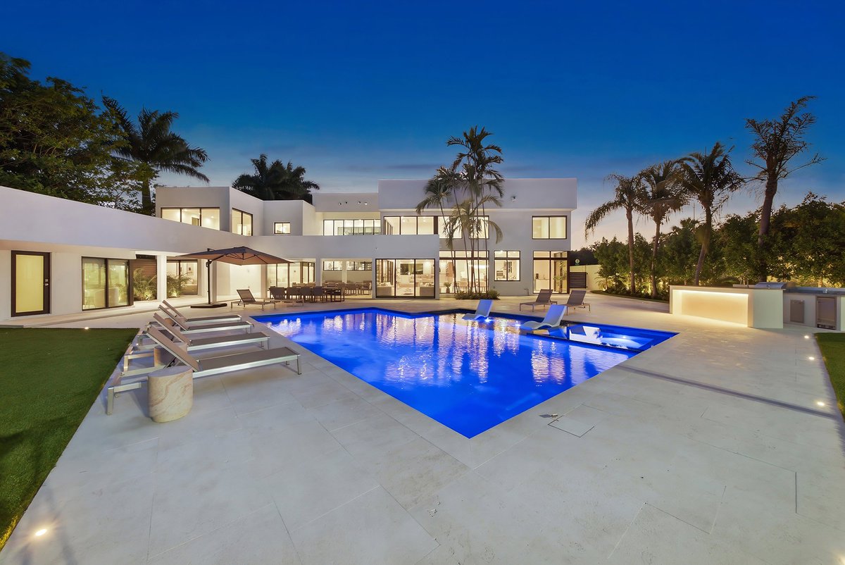 JatinaGroup's tweet photo. Villa Blanca - an expansive Miami estate designed for unforgettable group stays, offering spacious interiors, high ceilings, multiple living and entertainment areas, and a generously appointed kitchen. With plenty of room to gather, it’s perfectly suited for special celebrations. https://t.co/62h4Gff9SK