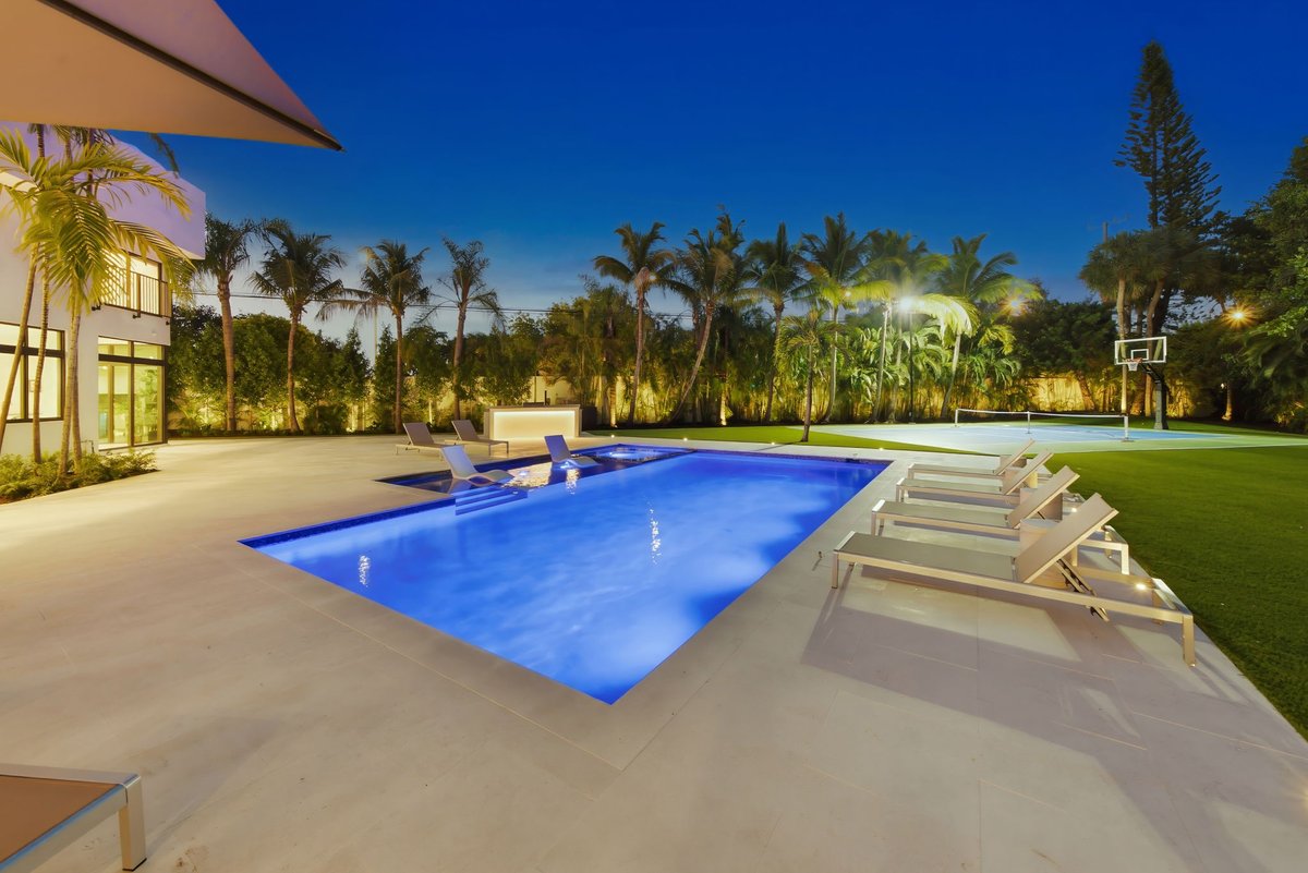 JatinaGroup's tweet photo. Villa Blanca - an expansive Miami estate designed for unforgettable group stays, offering spacious interiors, high ceilings, multiple living and entertainment areas, and a generously appointed kitchen. With plenty of room to gather, it’s perfectly suited for special celebrations. https://t.co/62h4Gff9SK
