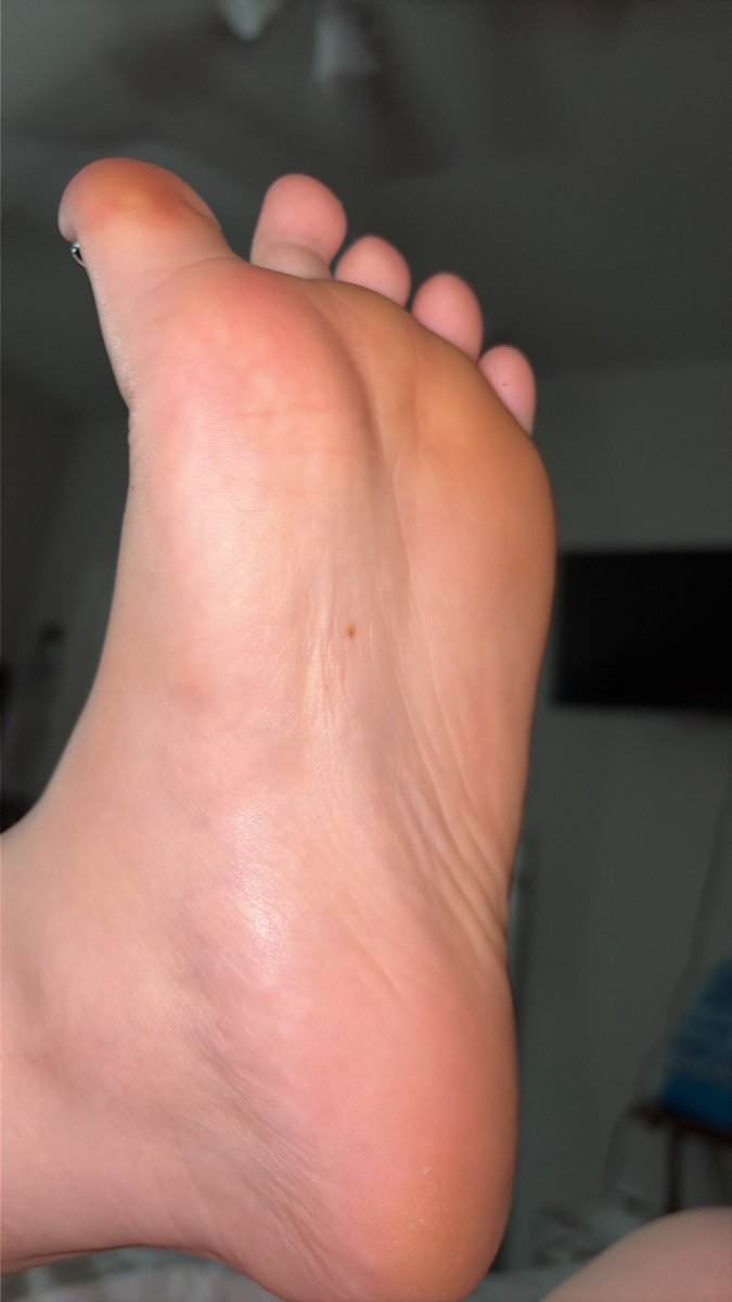 shyshiloha's tweet photo. scrunch or curve? #feet #prettysoles #smallfeet https://t.co/vwaOXooXkw