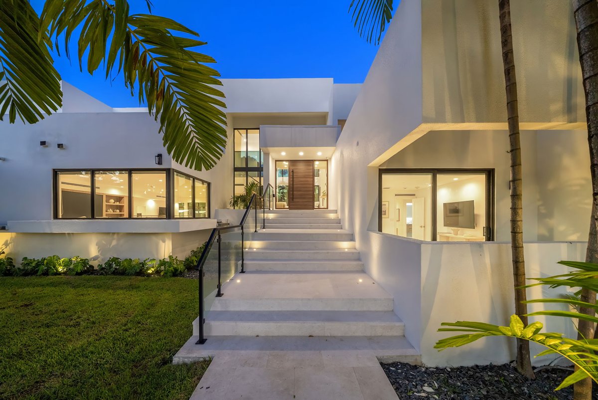 JatinaGroup's tweet photo. Villa Blanca - an expansive Miami estate designed for unforgettable group stays, offering spacious interiors, high ceilings, multiple living and entertainment areas, and a generously appointed kitchen. With plenty of room to gather, it’s perfectly suited for special celebrations. https://t.co/62h4Gff9SK