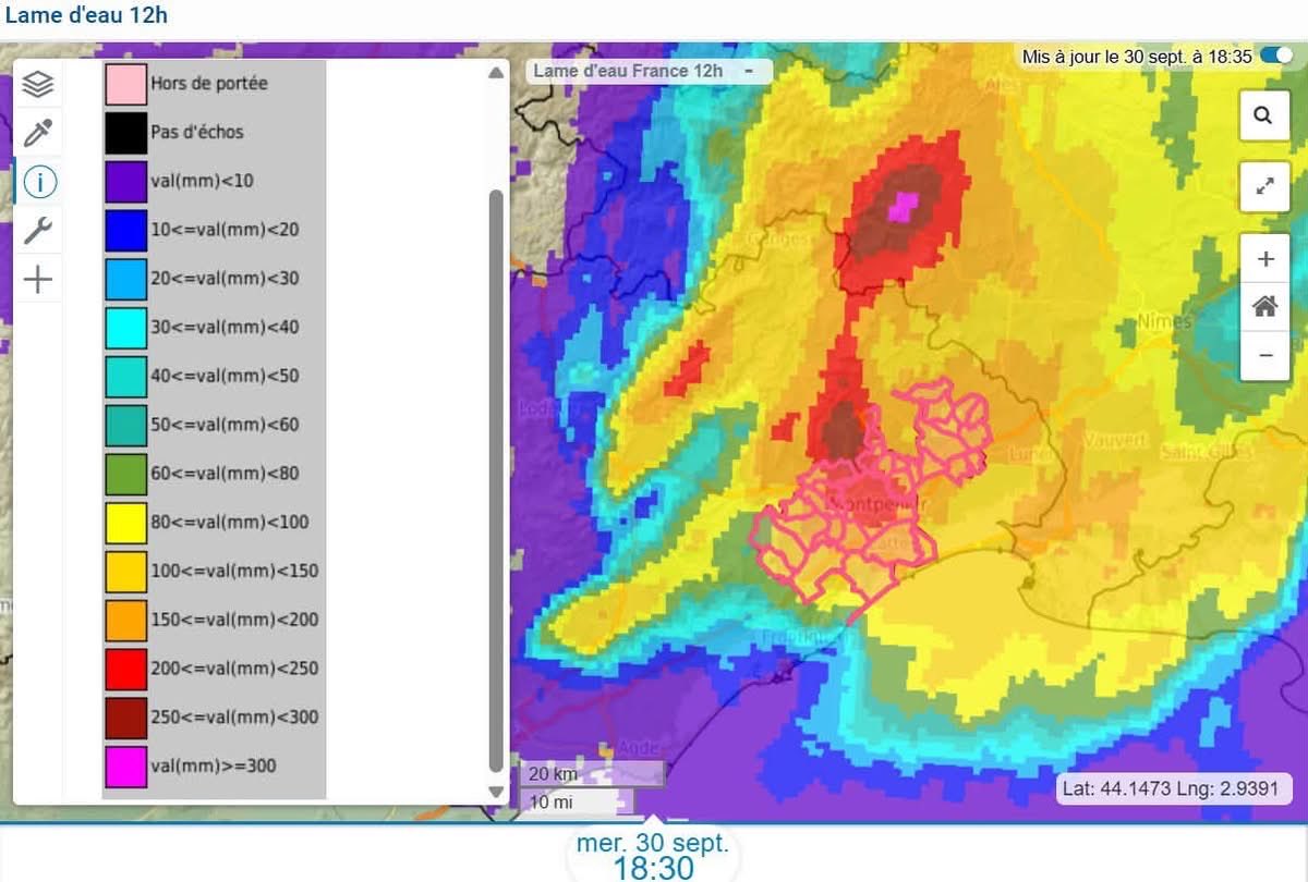 MDelafosse's tweet photo. 🌧️ Point de situation à Montpellier
Après un épisode météorologique d’une intensité exceptionnelle, comparable à celui de 2014, la situation commence désormais à s’améliorer. Nous constatons un début de décrue, notamment sur la Mosson.

Depuis 7h ce matin, notre cellule de crise est mobilisée. Sous la coordination du Directeur général des services, l’ensemble des services municipaux et métropolitains est mobilisé, en lien permanent avec la Préfecture et les secours. Je veux saluer cette parfaite solidarité métropolitaine et l’engagement de toutes nos équipes, mobilisées sans relâche.

La Mosson a connu une crue très importante, mais le stade de la Mosson a tenu. Les investissements réalisés ces dernières années dans la prévention des inondations, notamment avec le bassin de rétention de Grabels et les autres bassins du territoire, ont également joué leur rôle.

Plusieurs résidences d’ACM ont été touchées. Les interventions et travaux de remise en état commencent dès cette nuit.

🏫 Écoles, collèges, lycées et crèches pourront reprendre demain matin. Un état précis des éventuels dégâts sera réalisé dès demain.
🚊 La TaM travaille à une reprise du réseau à 6h demain matin. Une incertitude demeure sur la ligne 1, en raison notamment d’un arbre tombé sur les voies. Les équipes sont déjà à l’œuvre.
À cette heure, nous n’avons aucune victime à déplorer à Montpellier.

⚠️ Nous restons en vigilance rouge jusqu’à minuit, avant un passage en vigilance orange jusqu’à 9h demain matin.

La situation s’améliore, mais la prudence reste de mise ce soir. Je demande à chacun de rester chez soi et de continuer à respecter les consignes des autorités.