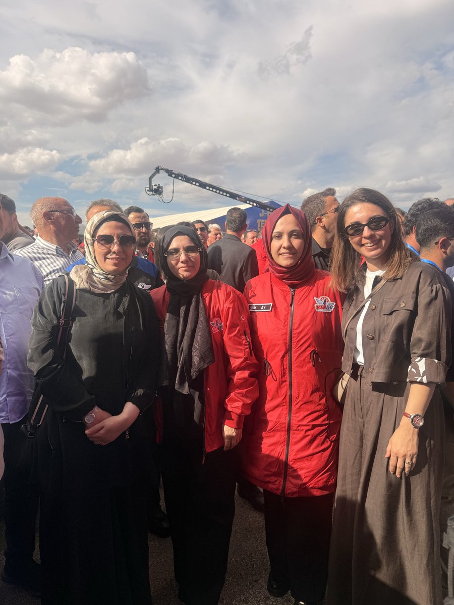 ZehraAy063's tweet photo. Tarihin sıfır noktası Göbeklitepe’den geleceğin teknolojilerine… 🚀🇹🇷

Şanlıurfa’mız, Millî Teknoloji Hamlesi’nin coşkusuna ev sahipliği yapıyor.

Sanayi ve Teknoloji Bakanımız Sayın @mfatihkacir , TEKNOFEST Yönetim Kurulu Başkanı Sayın @Selcuk Bayraktar, İl Başkanımız, milletvekillerimiz, il protokolümüz ve kıymetli hemşehrilerimizle birlikte Şanlıurfa GAP Havalimanı’ndayız.

Dünyanın en büyük havacılık, uzay ve teknoloji festivali TEKNOFEST, 4 Ekim’e kadar Şanlıurfalı gençlerimizi ve teknoloji meraklılarını bekliyor.

Tüm hemşehrilerimizi bu büyük heyecana, gurur ve teknoloji şölenine davet ediyoruz. 🇹🇷🚀

#TEKNOFEST #MilliTeknolojiHamlesi #TEKNOFESTŞanlıurfa @RTErdogan @Akparti
@abuyukgumus @tugbaisikercan 
@bybekirbozdag @hasansildak @milhamigunbegi @AEminOnenOfis @ProfDrDusak @ibrahimeyyupogl @malicevheri @CYAZMAC @HikmetBasak_63 @av_mfaruk @Abdulkerim_Gok