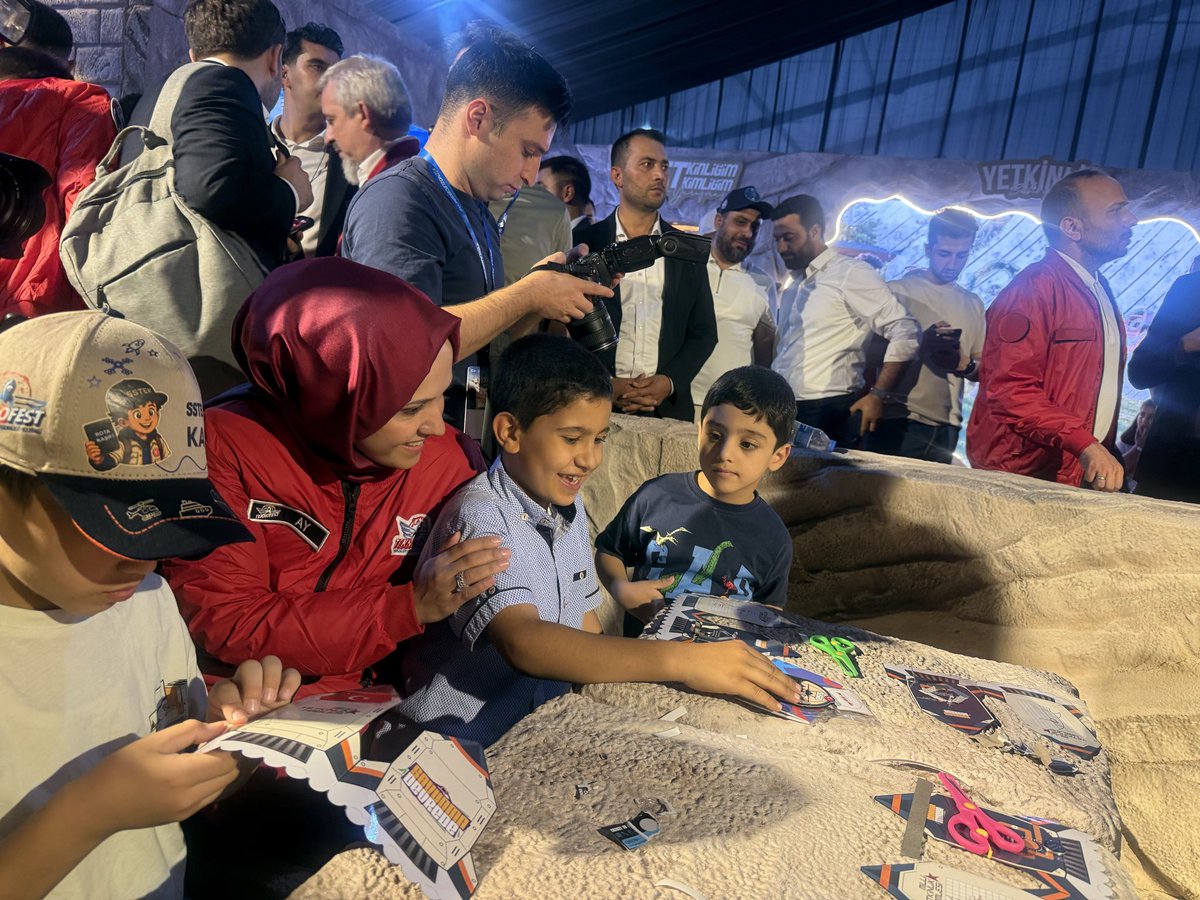 ZehraAy063's tweet photo. Tarihin sıfır noktası Göbeklitepe’den geleceğin teknolojilerine… 🚀🇹🇷

Şanlıurfa’mız, Millî Teknoloji Hamlesi’nin coşkusuna ev sahipliği yapıyor.

Sanayi ve Teknoloji Bakanımız Sayın @mfatihkacir , TEKNOFEST Yönetim Kurulu Başkanı Sayın @Selcuk Bayraktar, İl Başkanımız, milletvekillerimiz, il protokolümüz ve kıymetli hemşehrilerimizle birlikte Şanlıurfa GAP Havalimanı’ndayız.

Dünyanın en büyük havacılık, uzay ve teknoloji festivali TEKNOFEST, 4 Ekim’e kadar Şanlıurfalı gençlerimizi ve teknoloji meraklılarını bekliyor.

Tüm hemşehrilerimizi bu büyük heyecana, gurur ve teknoloji şölenine davet ediyoruz. 🇹🇷🚀

#TEKNOFEST #MilliTeknolojiHamlesi #TEKNOFESTŞanlıurfa @RTErdogan @Akparti
@abuyukgumus @tugbaisikercan 
@bybekirbozdag @hasansildak @milhamigunbegi @AEminOnenOfis @ProfDrDusak @ibrahimeyyupogl @malicevheri @CYAZMAC @HikmetBasak_63 @av_mfaruk @Abdulkerim_Gok