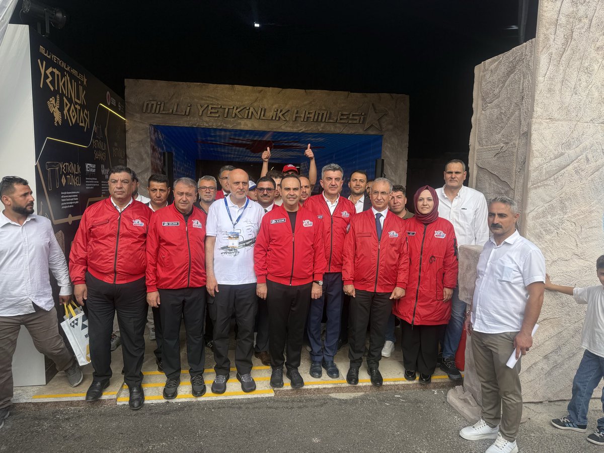 ZehraAy063's tweet photo. Tarihin sıfır noktası Göbeklitepe’den geleceğin teknolojilerine… 🚀🇹🇷

Şanlıurfa’mız, Millî Teknoloji Hamlesi’nin coşkusuna ev sahipliği yapıyor.

Sanayi ve Teknoloji Bakanımız Sayın @mfatihkacir , TEKNOFEST Yönetim Kurulu Başkanı Sayın @Selcuk Bayraktar, İl Başkanımız, milletvekillerimiz, il protokolümüz ve kıymetli hemşehrilerimizle birlikte Şanlıurfa GAP Havalimanı’ndayız.

Dünyanın en büyük havacılık, uzay ve teknoloji festivali TEKNOFEST, 4 Ekim’e kadar Şanlıurfalı gençlerimizi ve teknoloji meraklılarını bekliyor.

Tüm hemşehrilerimizi bu büyük heyecana, gurur ve teknoloji şölenine davet ediyoruz. 🇹🇷🚀

#TEKNOFEST #MilliTeknolojiHamlesi #TEKNOFESTŞanlıurfa @RTErdogan @Akparti
@abuyukgumus @tugbaisikercan 
@bybekirbozdag @hasansildak @milhamigunbegi @AEminOnenOfis @ProfDrDusak @ibrahimeyyupogl @malicevheri @CYAZMAC @HikmetBasak_63 @av_mfaruk @Abdulkerim_Gok