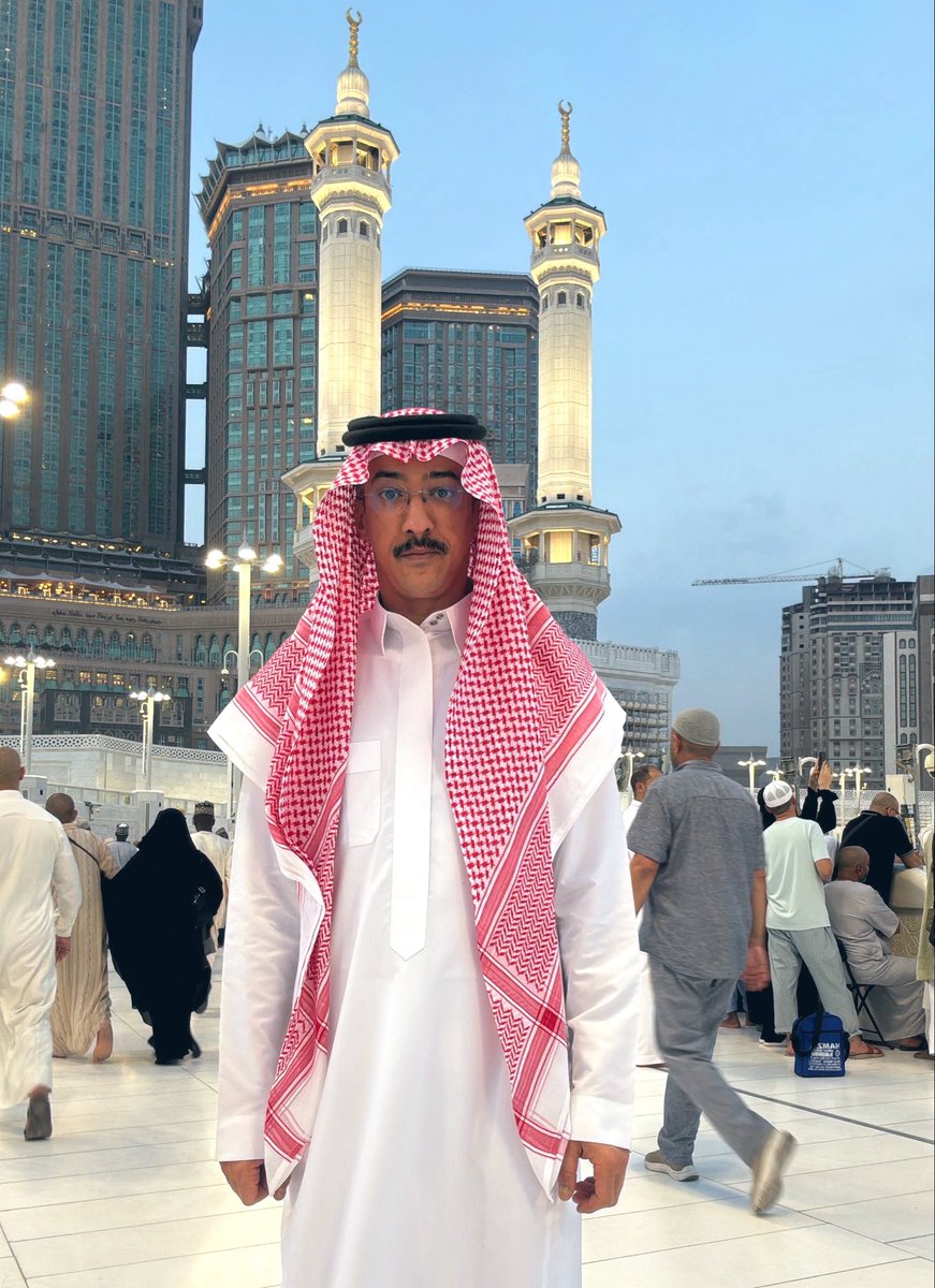 bhoymal2's tweet photo. (٢/١)
حين ذهبت قبل أيام إلى بيت الله العتيق، بعد انقطاع دام ستة أعوام عن جهالة وإسراف نفس، تبين لي كم كنت خسيسا أثناء ما كنت في بلدتي أتقلب في الفراغ والظلام والعصيان وشتى الشرور وحدي، في عزلتي.ظلت أمي لسنوات تحرضني على الذهاب إلى الرحاب الطاهرة معها بحجة المحرَم، أو بمفردي، وعلى حسابها الخاص أيضا-المهم أن أذهب-لكني أرفض وأُشيحُ بيدي مجاورة الله لأيام معدودة، وشعاري المثل النجدي:
(قال خذ خير، قال ما معي ما عون).
•
أجبتهم وأنا مُكره.اقتطعوا لي تذكرة ولوّحوا بها أمام وجهي كناية عن أن المسألة لا تراجع فيها، وأن الأمر أصبح حتمية تاريخية:(سوف تذهب بالقوة)
ساعتها كنت أُساق كبعير في فلاة.
وضعت حقيبة السفر أمامي، ودسست بداخلها ثوبين وسروالين وفنيلتين وثوب آخر سوداني أثير لدي، يشعرني بالسكينة وأن رحمة الله قريبة مني، ومقص، ومكينة حلاقة، ورواية آنا كارنينا لتولستوي.
أقلعت الطائرة في موعدها وحطّت في موعدها، وفي جدة، كان السائق في انتظارنا أمام الباب.
ركبنا إلى مكة الكرمة، وحين توقفنا أمام الفندق، و وضعت قدمي اليمنى فوق الاسفلت ولم أضع بعد اليسرى، ففُتحت السماء بماء منهمر، لم أشاهد مثله قبل ذلك في حدود الحرم، إلا ما كان في التلفاز.
أُصبت بذهول وظللت أردد أن هذا القَطْر ليس من المصادفات، إن توقيته يشبه الابتهاج أو الترحيب، كنت أنا المقصود وحدي، ولم يكن الغرض منه غسل الأرض أو العناية بالنبات، ذلك كله جعلني في شرود عن اجراءات الدخول والحقائب و والدتي التي كانت تُطلعني على موقع الفندق وقربه من الحرم وأسماء الشوارع وما الذي أصبح أثرا بعد عين، كأنني معتمر جاء من الفلبين، وأنا خِرِّيت الحرم وأزقته.
•
صلينا المغرب في الفندق لضيق الوقت.أمسكتني أمي بيدي مثل طفل في الصف الثاني الابتدائي، تخترق بي الجموع، تقودني إلى باب الملك فهد، لأداء العمرة، ورأسي كله مكتسٍ بالشيب.
حين رأيت الكعبة زادها الله شرفا، اعتملت في صدري مشاعر يصعب التعبير عنها كتابة، هي خليط بين الدموع والاعتذار والشكر والضعف والندم والرجاء، فلما أذّّن العشاء، صلينا واتفترق كل منا في المسعى، أنا على قدم وساق وهي فوق عربة كبار السن، نلهج: ﴿إِنَّ الصَّفَا وَالْمَرْوَةَ مِن شَعَائِرِ اللَّهِ ۖ﴾فلما أنهينا العمرة، وكانت هينة يسيرة طيبة، ذهبت إلى الحلاق حافيا، ثم عرجت على آيسكريم العاصمة لتبريد جوفي، وهذا تقليد شائع في العمرة يكاد يُلحقهُ العلماء بالمتون الفقهية.
•
في الثالثة فجرا، وعلى غير العادة، ارتديت ثوبي وشماغي وتطيبت.ركضت إلى الله حافيا، وأنا أشعر به ينظر إليّ فوق عرشه، منكسا رأسي، وبصري إلى أسفل إلى أن اتخذتُ موضعا لي بين جموع العبيد.
أذن المؤذن بصوت حجازي شجي فيه شيء من الاعتدال بين الحزن والفرح، وأنا أستمع إليه في سعادة أهل الجنة، وحين جاء على:
"أشهد أن محمدا رسول الله"أخذت مشاهد السيرة المحمدية تعبرُ أمامي!شروق شمس البعثة النبوية، وبلال فوق الكعبة يؤذن، والصدّيق يناقش أهله في الإسلام، وعمر غاضب، وعثمان يُقِرُ لأبي بكر بفساد عبادة الأوثان، وعلي يتّقد وجهه بنور الإسلام.
صلنا بنا الفجر الشيخ ياسر الدوسري، وهذه هي المرة الأولى التي أقِف خلفه، فقرأ سورة الأحقاف:
{حمٓ ١ تَنزِيلُ ٱلْكِتَبِ مِنَ ٱللَّهِ ٱلْعَزِيزِ ٱلْحَكِيمِ ٢ مَا خَلَقْنَا ٱلسَّمَوَٰتِ وَٱلْأَرْضَ وَمَا بَيْنَهُمَآ إِلَّا بِٱلْحَقِّ وَأَجَلٍ مُّسَمًّى ۚوَٱلَّذِينَ كَفَرُوا۟ عَمَّآ أُنذِرُوا۟ مُعْرِضُونَ ٣}.
فاعتراني ما يعبر به البعض الآن:"كأني أول مرة أستمع إلى هذه السورة"أما أنا فكنت كأني أول مرة أستمع إلى هذا القرآن.إلى هذا التقرير بالجهل الذي يغمر الإنسان حين يعرض عن إفراد الله بالعبادة.
فلما قرأ الإمام{حتى إذا بلغ أشده وبلغ أربعين سنة قال ربي أوزعني أن أشكر نعمتك التي أنعمت علي وعلى والدي وأن أعمل صالحا ترضاه وأصلح لي في ذريتي إني تبت اليك وإني من المسلمين}ها هنا أصابتني رعدة ولم يعد جذعي يقوى على الصمود وكدت أن أسقط بين المصلين، ولكن الله قواني.
فأنا في الثالثة والأربعين ولم أشعر قبل ذلك بالمسؤولية تجاه أي شي ولا عن نفسي، والآن يخبرني الله أن حياتي يجب أن تتخذ شكلا جديدا، فمرحلة الإعذار ولَّت إلى غير رجعة، والذي لا يفهم في سن الأربعين، في الغالب أنه لن يفهم في عمر الستين، لأنه استحال إلى دابة لا عقل لها.
حين فرغت من صلاة الفجر، لم أقرأ الأذكار، صرفني عنها عقلي المضطرب، عقلي الذي لم تمر به مثل هذه الإشارات اللطيفة والمعاتبة الصريحة، في آن واحد قبل ذلك.طاف بخاطري أن الله جاء بي من الرياض إلى الكعبة، ليس لأجل أداء العمرة، بل لأستمع إلى هذه الآية الكريمة وحدها ثم أعود من فوري فلا معنى لبقائي إن أردت ذلك.لقد كان يخاطبني مباشرة عبر قصة الرجل الذي بلغ أربعين سنة، وأفاق فجأة، فأخذ يعترف بجهالته ويبتهل إلى الله.
..يتبع