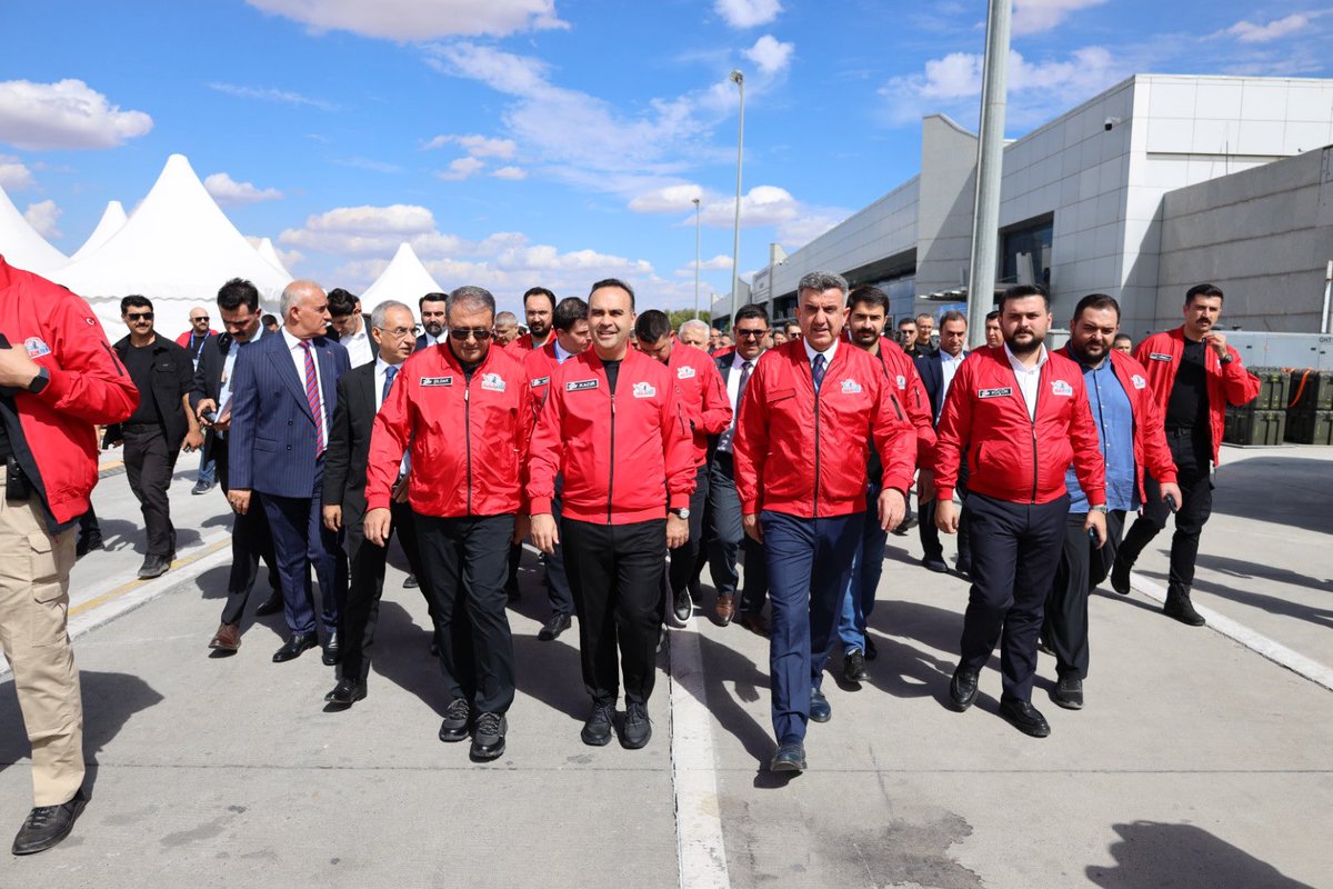 furkankucukk_'s tweet photo. Tarihin sıfır noktasından geleceğin gökyüzüne uzanan teknoloji heyecanı Şanlıurfa’mızda 🚀🇹🇷

TEKNOFEST Yönetim Kurulu Başkanı Sayın @Selcuk Bayraktar, Sanayi ve Teknoloji Bakanımız Sayın @mfatihkacir, 
İl Başkanımız, Milletvekillerimiz, Teşkilatımız ve kıymetli hemşehrilerimizle birlikte TEKNOFEST GÜNEYDOĞU’nun coşkusuna ortak oluyoruz! 🔥

4 Ekim’e kadar Şanlıurfa GAP Havalimanı’nda sürecek bu büyük teknoloji buluşmasına tüm gençlerimizi, hemşehrilerimizi ve aziz milletimizi bekliyoruz! ✈️🚀

#TeknofestGüneydoğu #TEKNOFEST #TeknofestŞanlıurfa

@avyusufibis @bybekirbozdag @osmannazlier @milhamigunbegi @fatihseyrekk @akgencliksurfa