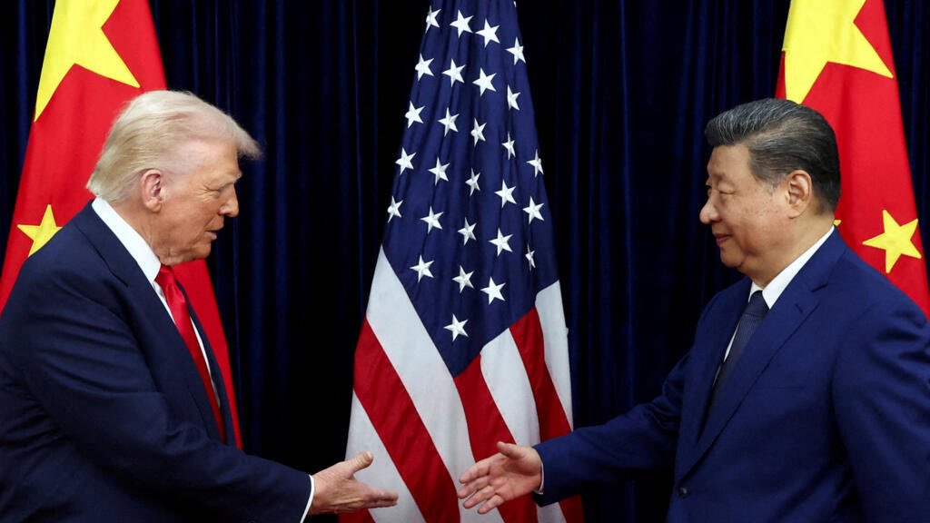REDSOCIALTV1's tweet photo. Trump y Xi: la diplomacia que no cambiará el rumbo histórico.

Por Manolo Pichardo.

Donald Trump y Xi Jinping sostuvieron una reunión en Washington que sirvió para ratificar que Estados Unidos y China conducen el rumbo geopolítico global. El recibimiento personal en el aeropuerto por parte del mandatario estadounidense constituye un reconocimiento implícito hacia el líder chino como la cabeza de una potencia en ascenso que avanza hacia el desplazamiento de la hegemonía occidental.

https://t.co/5i3DH6dwXK