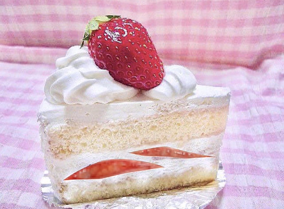 K0dyKattt's tweet photo. oooo yummy strawberry cake!

(low ass quality, I tried to increase it I swear..) https://t.co/42fUUHSxpp