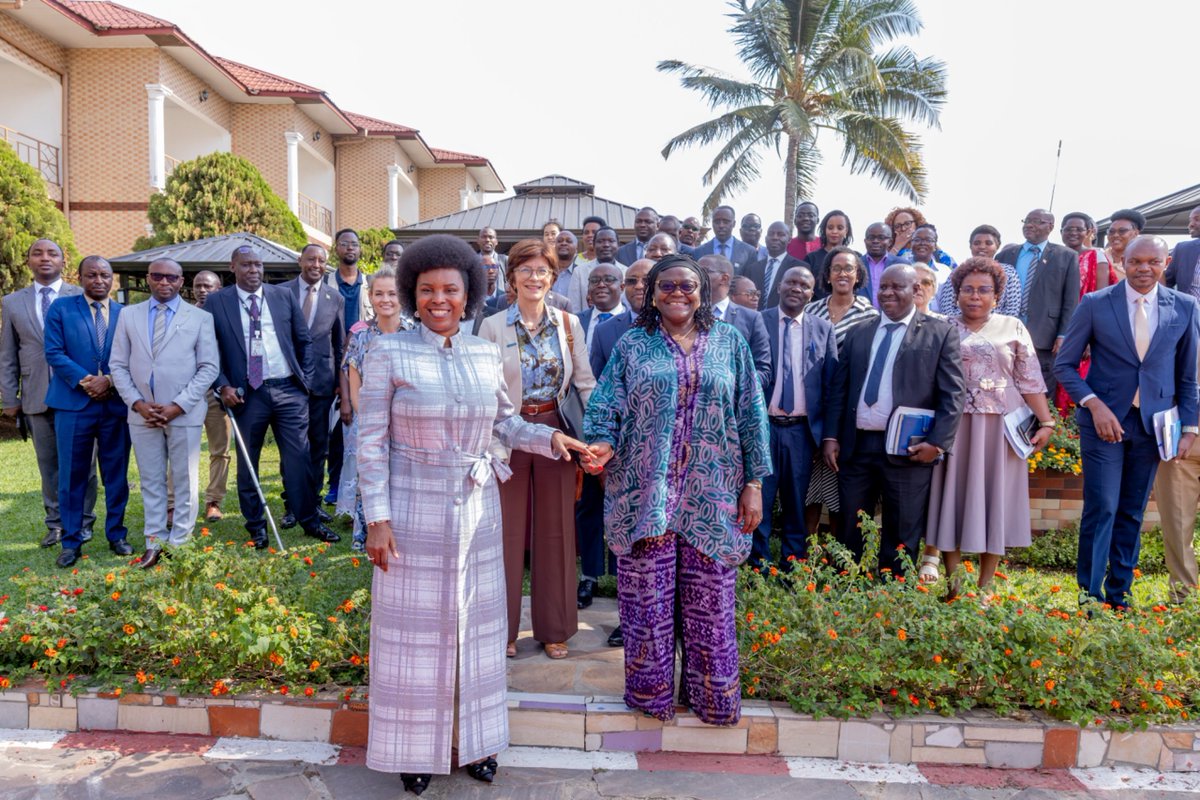 OPDD_Burundi's tweet photo. SE @Burundi1stLady a rehaussé de sa présence, ce 30.9.2026 à #Bujumbura l’Atelier National de Capitalisation des Acquis du Projet Modèle de Développement de la Petite Enfance de Kayanza, de partage d’expériences et de plaidoyer en faveur de la petite enfance au Burundi. https://t.co/IPtnUaLncj