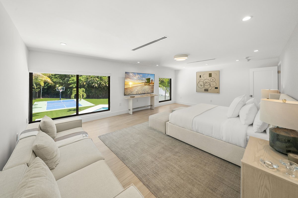 JatinaGroup's tweet photo. Outside, guests can enjoy a private resort-style setting with a sparkling pool, expansive grounds, basketball court, and canal frontage. The waterfront setting creates a peaceful sense of privacy, while the generous outdoor spaces are ideal for relaxing and enjoying Miami. https://t.co/GPlQNKxh4p