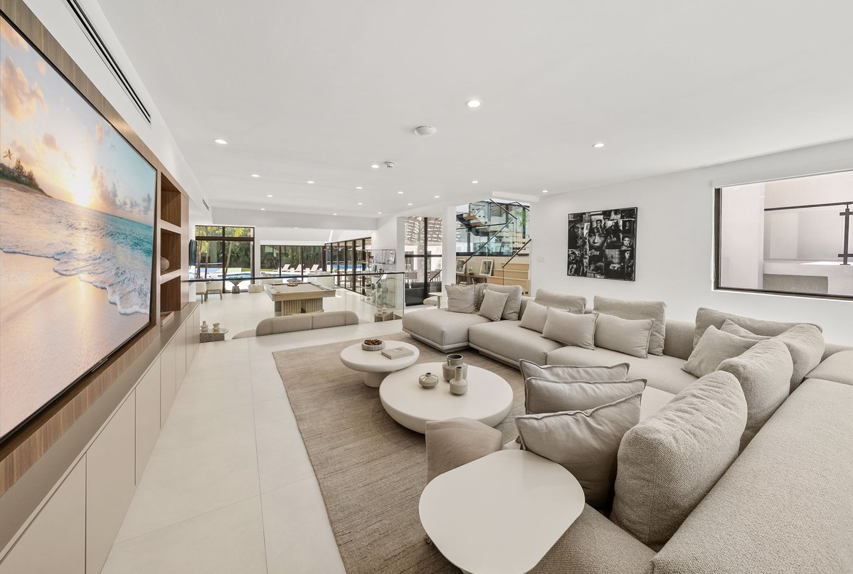 JatinaGroup's tweet photo. Outside, guests can enjoy a private resort-style setting with a sparkling pool, expansive grounds, basketball court, and canal frontage. The waterfront setting creates a peaceful sense of privacy, while the generous outdoor spaces are ideal for relaxing and enjoying Miami. https://t.co/GPlQNKxh4p
