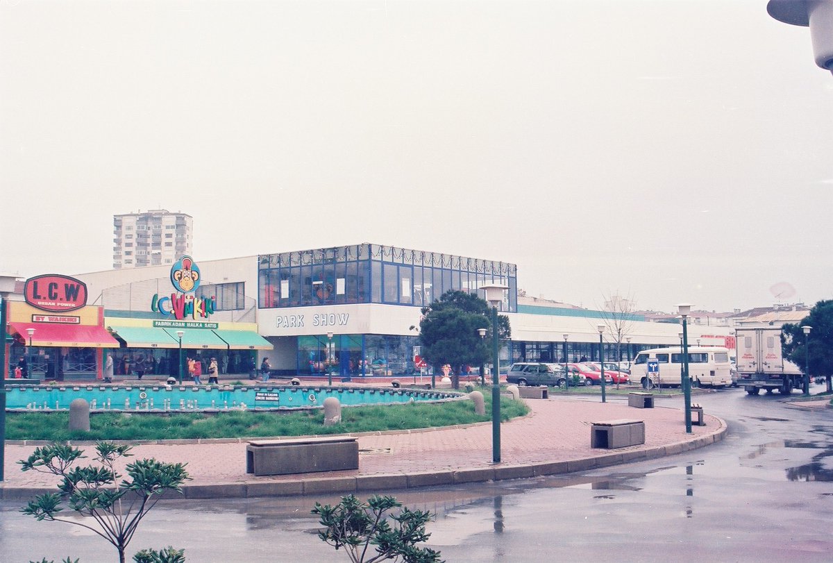 selimkeskin's tweet photo. Süreyyaplajı sahil yolu mağazaları.    1996 https://t.co/kqfS7HdcXo
