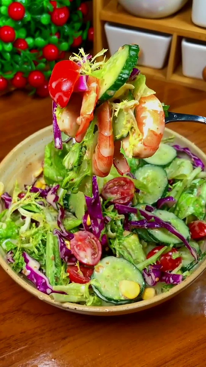 LoniAllcoty8ms's tweet photo. Una comida rápida y deliciosa para hoy! Ensalada fresca con lechuga, tomate y un toque de aderezo de limón. https://t.co/vcHBfMwXkv