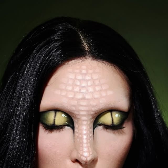 pinkglitterie's tweet photo. The eye makeup is crazyyy https://t.co/AMCM6i7qzI