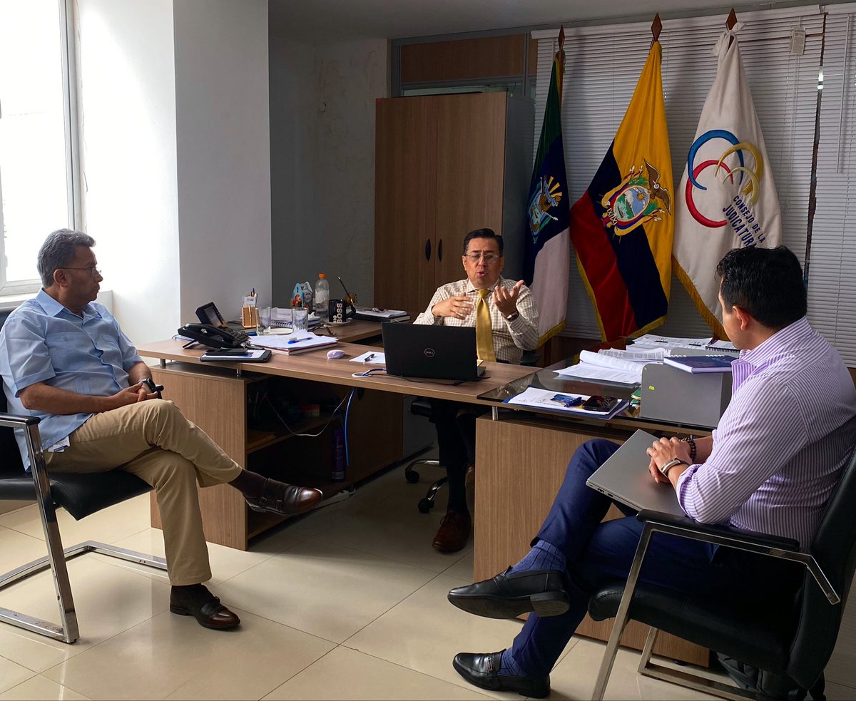 StaElenaCJ's tweet photo. 🔎La Dire. Nacional de Transparencia del @CJudicaturaEc y nuestro director provincial, Eduardo Moreira, iniciaron mesas de trabajo en #SantaElena para fortalecer la prevención y el control en el servicio judicial. ¡Trabajamos por ti! ⚖️ 🧵 #JusticiaConIndependenciaCJ https://t.co/EFwr5F0zdg