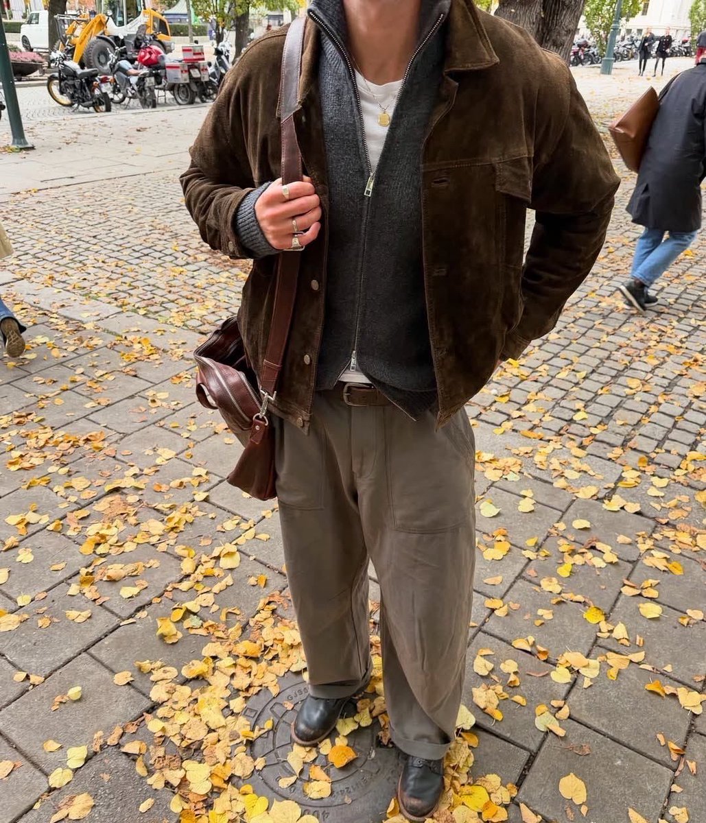 rachcorrine's tweet photo. Basic boy fall. Ways to suede part 2 (or 3 I’ve lost track). Denim + white tee. Dark brown or black chinos + nice crewneck (sweater or waffle knit). Denim + navy v-neck (subtle!) layered over white tee. Fatigue + knit zip up (he’s zipping it weird don’t do that) layered over a tee. All with boots. Chelsea chukka western or military. (Maybe start with black Chelsea then brown chukka or brown second boot.)