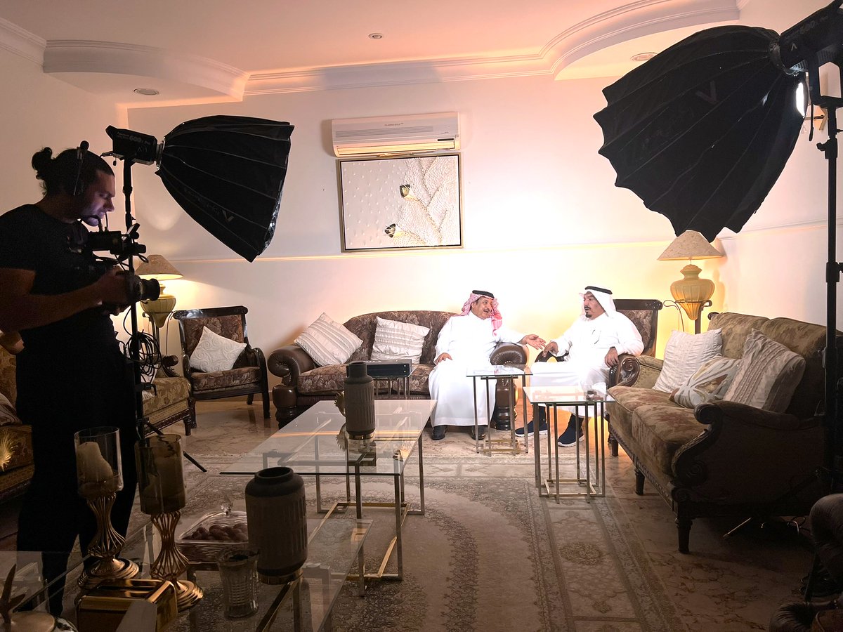DrMalowein's tweet photo. الإذاعي ناصر بن عبد الرحمن الراجح

فقدت إذاعةُ الرياض والوسطُ الإعلاميُ يوم الثلاثاء 18 ربيع الثاني 1448هـ الموافق 29 سبتمبر 2026م أحدَ فرسانها المبرزين، و أصواتِها المميزةِ الزميل والصديق العزيز الإذاعي الأستاذ #ناصر_بن_عبدالرحمن_الراجح، الذي خدم العملَ الإذاعيَ زمناً طويلاً ينيف على خمسة وأربعين عاماً؛ إذ التحق بإذاعة الرياض متعاوناً متدرباً حين كانت في مقرها القديم في أواخر أيامها بشارع الفرزدق، واستمر في تعاونه معها بعد أن انتقلت إلى مقرها بحي الوشام، بالإضافة إلى اشتغاله بمهنة التدريس بعد تخرجه من معهد المعلمين، وانقطع ثلاث أو أربع سنوات حين كان منتدباً للتدريس في اليمن أواخر التسعينيات الهجرية وأوائل الألف وأربعمائة، ثم واصل تعاونه مع الإذاعة مشاركاً في تنفيذ الفترات، وتقديم النشرات، وتقديم البرامج الشعبية التي تتفق مع ذائقته في حب الشعر الشعبي، وإجادة إلقائه، وكان من أبرز البرامج الشعبية التي اشتهر بها، وقدمها مدة تنيف على عشرين عاماً برنامج "الخيمة الشعبية"، ولم يتوقف عن تقديمه، والإسهام في العمل الإذاعي بعامة؛ إلا بعد أن أوقف التعاون قبل خمس سنوات تقريباً، وكانوا نخبة ممتازة، تتمتع بخبرة طويلة، وشكل غيابهم فراغاً كبيراً في العمل الإذاعي.

 وبالإضافة إلى ما تمتع به الزميل العزيز من موهبة صوتية نادرة كان على جانب كبير من مكارم الأخلاق؛ فقد جُبل على حسن التعامل مع القريب والبعيد، ومع زميل العمل والغريب الذي لا يعرفه، فقد كان بشوشاً منبسط الأسارير هاشاً مرحباً بمن بلتقي به، وهو لا يتكلف ذلك؛ بل هو طبع وسجية، خلقه الله لطيفاً سمحاً بشوشاً حفياً بمن يلتقيه؛ فأحبه الجميع، وكثر عارفوه، وزاد عدد أصدقائه من مختلف الطبقات والمشارب؛ فتجد بينهم الإعلاميين زملاءَ المهنة، والتربويين زملاء الوظيفة الأصلية، ورجال الأعمال، والمثقفين الذين يميلون إلى اللغة العربية الفصيحة، والأدب العربي الرفيع، وأولئك الذين يقفون على الجانب الآخر الذي ربما يفهم أنه مناقض للفصحى، وأعني بهم المتذوقين للشعر الشعبي، والحق أن الإبداع في الأدب، وبخاصة الشعر لا يتوقف على فصيح وعامي، وإن كان الأول أبقى، وأوسع انتشاراً لدى كل من نطق بالعربية، وتذوق مفاتن إبداعها؛ ولكن الثاني الذي قد يتوهم بعض المتحمسين للفصحى أنه مناقض لها، والحق أنه يحفل بصور إبداعية في رسم الصورة لا تقل تفوقاً عن الصور الفنية الإبداعية في الشعر الفصيح، فالقيمة الفنية للشعر تكمن في المعنى المبتكر العميق، والصورة الفنية الإعجازية المركبة، يستوي في ذلك فصيحه وعاميه، أليست العامية بنت الفصحى، متحولة متشعبة منها، وأليست اللهجات تكاد تكون لغات صغرى متفرعة من اللغة العربية الفصيحة، الأم الكبرى للفصيح والعامي.

لقد وُهب الإذاعيُ الكبير ناصر الراجح إلى جانب إتقانه اللغةَ العربيةَ بقواعدها الدقيقة البليغة في إلقائه نشرات الأخبار ، والنصوص الدينية؛ وُهب القدرةَ على أداء الشعر الشعبي، وتلوين واستنطاق معانية بالطريقة التي يتحدث بها قائلوه حسب المنطقة أو القبيلة التي ينتمي إليها الشاعر، وتجلى ذلك الأداءُ المتقنُ للشعر الشعبي في برنامجه الشهير الذي ارتبط باسمه أكثر من عقدين من الزمان (الخيمة الشعبية) التي طافت بفريق عملها؛ مقدماً، ومعداً، ومخرجاً أرجاء مناطق المملكة كافة، بما اصطبغت به بلادنا من تعدد واختلافأساليب أداء الشعر الشعبي، بحسب تعدد واختلاف اللهجات لكل إقليم وقبيلة.

وقد رزق الله الزميل ناصر، ونحن لا نناديه في الغالب باسمه؛ بل بلقبه الشهير المعروف (أبو سلطان)؛ رزقه الله كرمَ وسخاءَ اليد تبعاً لكرم وسخاء نفسه؛ فبيته عامر بالضيافات، ودعوته لا تنقطع لزملائه وأصدقائه عن حضور ولائمه لضيوفه ومن يرى أن من واجبه إكرامَه والاحتفاءَ به، ولا شك أن تلك السجايا التي يُنعم الله بها على أيٍّ من خلقه تقرب الناس منه، وتحببهم إليه، وتمكن من عرى ديمومة الصداقة، فالمعروف في ذاكرة الوفي حبلٌ متينٌ متصلٌ لا ينقطع كالدين واجب الوفاء.

يذكر لي زميلُه في العمل بمدرسة حي الشفاء الأستاذ سعد السعيد أحد خصائصه؛ يقول "حين كان منزله في حي الشفاء، ومدرستنا التي ندرس فيها قريبةً جداً من منزله كان باب منزله مفتوحاً لزملائه المدرسين الذين يجدون في خيمته على يمين الداخل إلى بيته ملاذاً في فترة الاستراحة بين الحصص عند التاسعة والنصف، فيجدون القهوة والشاي، وما يتيسر من كرم أبي سلطان المعهود، وبعد نصف ساعة يعودون إلى مدرستهم القريبة، ويستمر الباب مفتوحاً طيلة العام لجميع المدرسين للاستراحة منتصف اليوم الدراسي".

أقعد المرضُ الزميلَ العزيزَ أبا سلطان في السنوات الخمس الأخيرة، فقد أصابته قبل سنتين جلطةٌ سلمه الله منها، لكنها أثقلت عليه الخطوَ والحركة، وإنني أرى - وكل أمر مقدرٌ مكتوب - أن الانقطاعَ عن العمل بعد تقاعده، وبعد أن أوقف تعاونه مع عدد من زملائه القدامى كان له بالغُ الأثر على نفسه، فعوض عن انشغاله بالعمل الذي توقف بزيادة تواصله مع منبته الأول، ومعارفه وأصدقائه في ديرته الأصلية ثرمدا ومرات، أحبهم وأحبوه، فأكثر من زيارته لها ولهم، بل اشترى هناك منزلاً، وهيأه، فأصبح يقضي فيه أياماً قد تمتد إلى أسبوع أو أكثر، وأسبوعاً أو أكثر في بيته في الرياض بين عائلته، وربما اختار زيادة تعميق التواصل مع المنبت الأول من باب التعويض، وسد الفراغ الكبير الذي أحدثه توقفه عن العمل الإذاعي، والحق أن طبيعة أبي سلطان المفطورة على البساطة والسماحة والطيبة والعفوية حببت أهل مرات فيه؛ إذ شاركهم في مناسباتهم، وفي دورياتهم، وكان أنيسَهم في مجالسهم، والقريبَ من كل أحد منهم، حتى ليشعر من يتحدث إليه أنه صديقه الأقرب، بينما هو قريب وصديق للجميع، ويفسر الأستاذ عبد الرحمن عبدالله العجيري سببَ محبةِ أهل مرات له بقوله "وحين تقاعد، اختار محافظة مرات مقراً له، فوجد من أهلها كل ترحيب ومحبة، ولم يحتج إلى وقت طويل حتى أصبح بينهم كأنه أه لهم، يعرفونه من عشرات السنين؛ فاندمج في المجتمع، وأحبهم وأحبوه، ووجد في مجالسهم أنساً، وفي صحبتهم راحة، وأصبح جزءاً من نسيجها الاجتماعي".

لقد صحبتُ أبا سلطان ما يقرب من نصف قرن، من عام 1397هـ إلى 1448هـ؛ فقد سكنت بالصدفة في حي البكر مع أبناء عمي حين كنا عزاباً، وكان بيتنا قريباً من بيت والد أبي سلطان، وتعرفت عليه بحكم المجورة قبل أن يذهب لليمن منتدباً للتدريس،، وكنت حينها متدرباً في إذاعة الرياض، مع مواصلة دراستي بالكلية صباحاً، ثم تأكدت صلتنا بعد أن عاد من انتدابه، وعشت معه مرحلة بناء فيلته في حي الشفاء، وكان منزله في ذلك الحي مركاز محبة لجميع زملائه وأصدقائه، يلتقون في ضيافته الكريمة بين حين وحين، وقد سجل مقاطع فيديو لعدد من تلك الاجتماعات التي كان يحضرها كبار الإذاعيين؛ كإبراهيم الذهبي، ومحمد الشعلان، وعبدالله الزيد، وصالح السويدان، وجميل سمان، وعلي غرايبة، وسلامة محاسنة، وغيرهم.

وحين كان منتدباً لليمن، وزار الرياض - ربما عام 1401هـ أخذني ذات ليلة، وعبر بنا طريقاً صحراوياً خارج الرياض، وانقطعت الأضواء، وعم الظلام الدامس، والتف يمينا، ثم التف شمالاً، ثم أوقف سيارته المرسيدس ونورها الواسع الشاسع يكشف أرضاً منبسطة أمامنا، وقال: ماذا ترى؟ قلت: لا أرى شيئاً، فضاء مظلم ممتد بين هضاب وأودية، قال: اشتريت هنا أرضاً سأبنيها لاحقاً إن شاء الله، أو أبيعها بثمن ممتاز بعد سنوات عدة، قلت: إنت صاحي يا أبا سلطان، تشتري في هذا البر المنقطع عن المدينة، وعن الناس والحياة، وتقول بتبيع وتربح، أو تبني، حلمك هذا لن يتحقق ولا بعد مائة عام، اركب سيارتك، وخلنا نعود، قال: سترى إن شاء الله، قلت: ما اسم هذا البر ؟ قال: حطين!
وبعد عشرين عاماً فقط من ذلك التاريخ بدأ يبني فيلته الجديدة في حي حطين، ثم كانت لنا مركازاً آخر جديداً، يجمع الأحبة من كل طيف ولون في لقاءات دورية لا تنقطع.

لقد صحبتُ العزيزَ ناصر الراجح في العمل الإعلامي، وخارج العمل، وفي الحضر، وفي السفر خلال خمسين عاماً، في حالات الارتياح، وحالات الشدة، وتمازجت روحانا، وتلاقت خواطرنا، وأصبحت اللقاءات بيننا كأنها أحاديث نفس لنفس، أجد عنده الرؤية الرشيدة، وسعة الصدر للبوح والفضفضة؛ فما مللتُه، ولا كرهتُ منه شيئاً، كان كبيرَ العقل، عميقَ البصيرة، واسعَ الحلم، سديدَ الرأي، حتى وهو في عز شبابه كان عقلُه عقلَ شيخٍ لا شاباً.

غفر اللهُ للزميل العزيز، والأخ الحبيب الإذاعي الكبير الأستاذ ناصر الراجح ورحمه، وأسكنه فسيح جناته، صاحبِ السجايا النبيلة، والأخلاقِ الكريمة، الوفيِ إن قطَع الوصلَ قاطعٌ، والكريمِ إن طرق البابَ طارقٌ، والمسامرِ الممتعِ الذي لا يُمل مجلسُه إن غشي الناسُ مجلسَه، وتنعموا بلطفه واحتفائه وكرمه.
وعزائي الكبير لابنيه العزيزين سلطان، وعبدالله، ولزوجته وبناته، وإخوته، وأنسابه، ومحبيه.