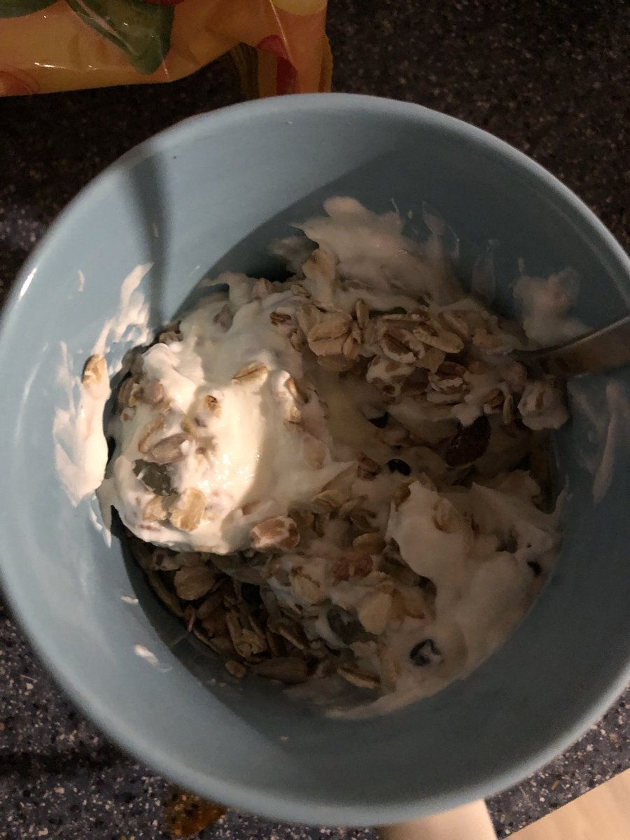 ilovesuamore's tweet photo. About 200g of Greek yogurt and some granola,
300~ cals https://t.co/R5B8oKQgNx